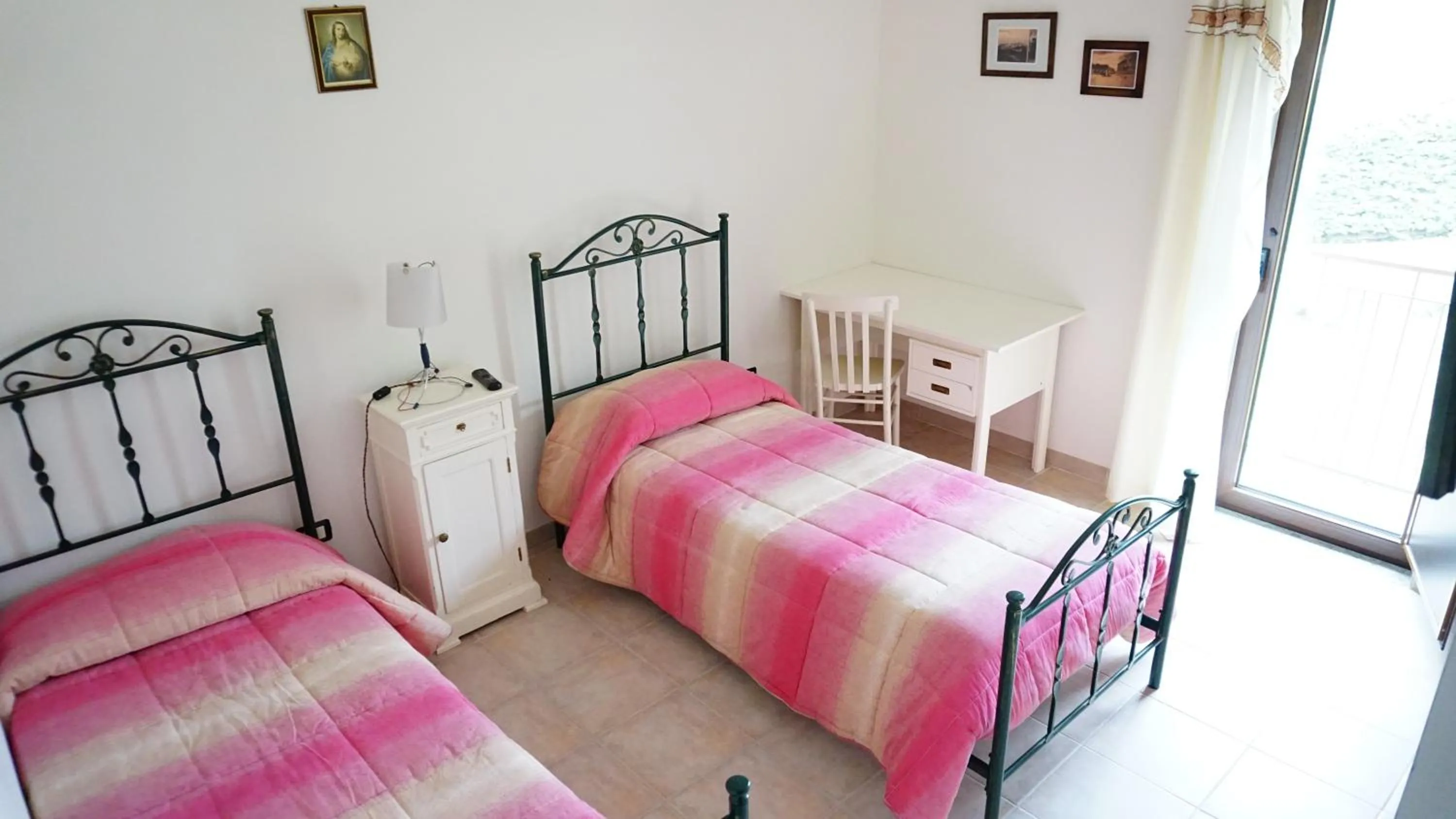 Budget Twin Room in Agriturismo Costa San Bernardo