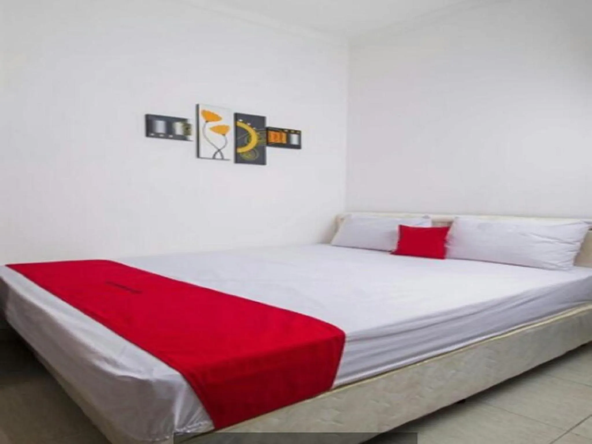 Photo of the whole room, Bed in Cozy Residence Muwardi