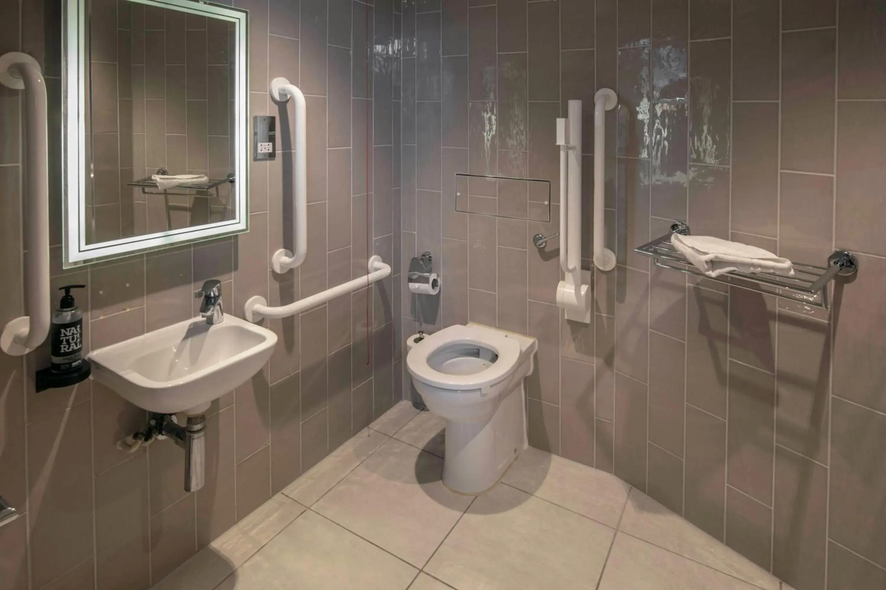 Double Room - Disability Access in Best Western Plus Vauxhall Hotel Double Room - Disability Access in Best Western Plus Vauxhall Hotel