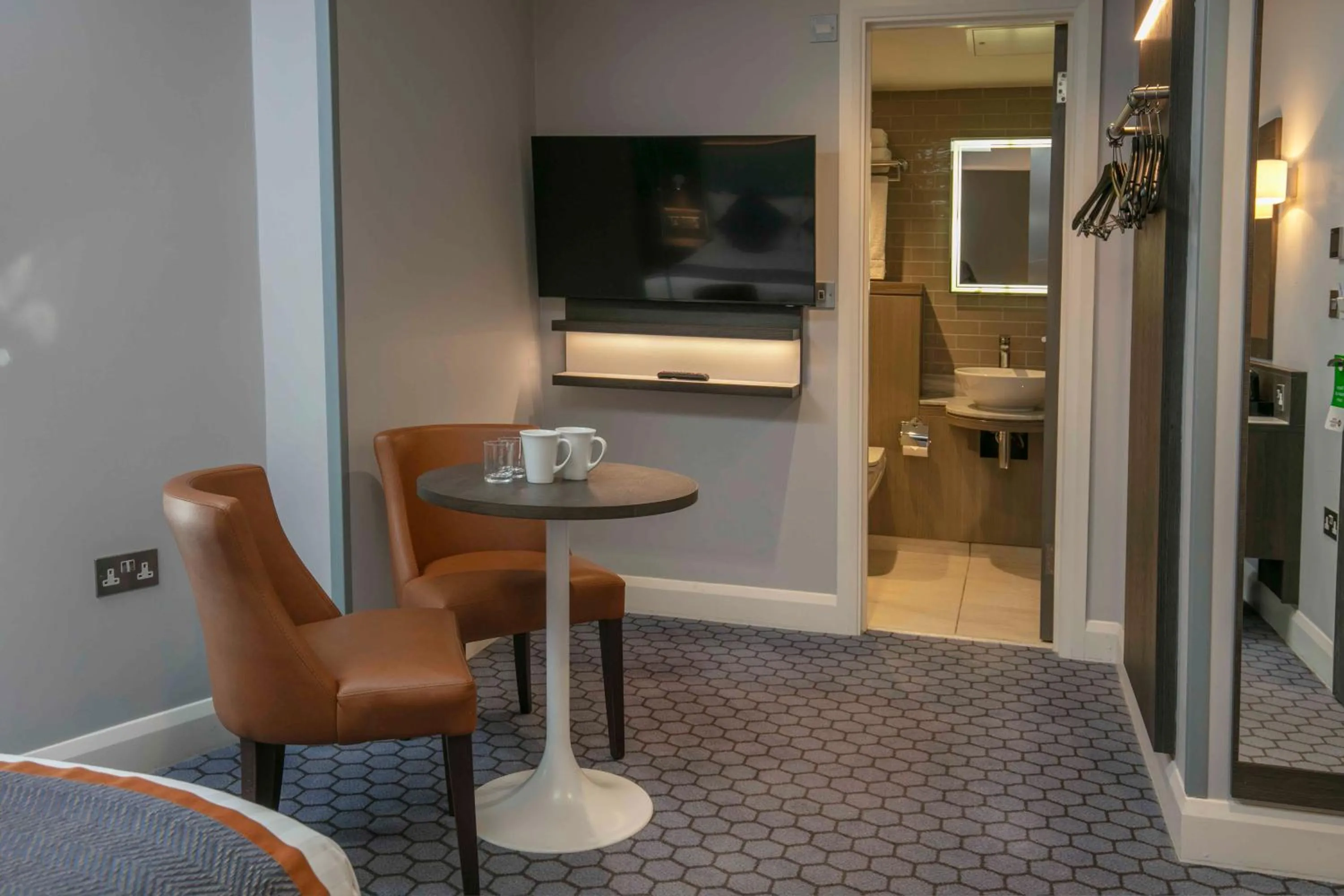 TV and multimedia in Best Western Plus Vauxhall Hotel
