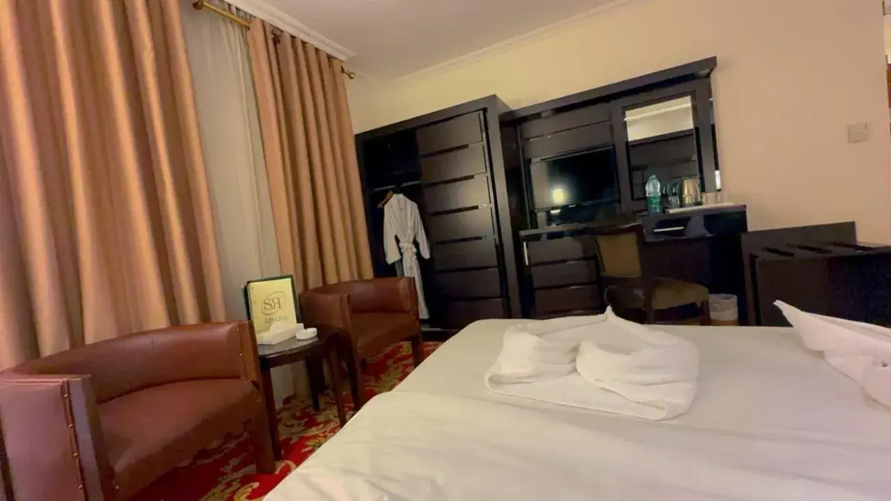 Bed, TV/Entertainment Center in Sparr Hotel