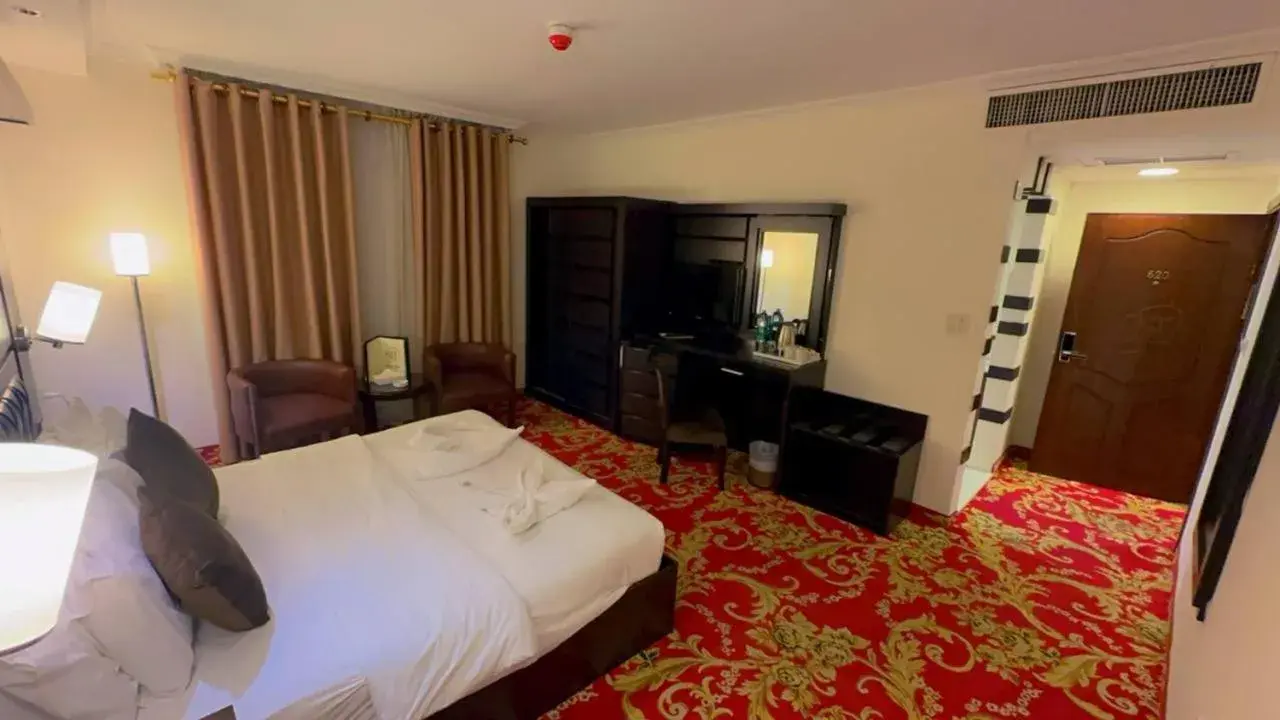 Bed, TV/Entertainment Center in Sparr Hotel
