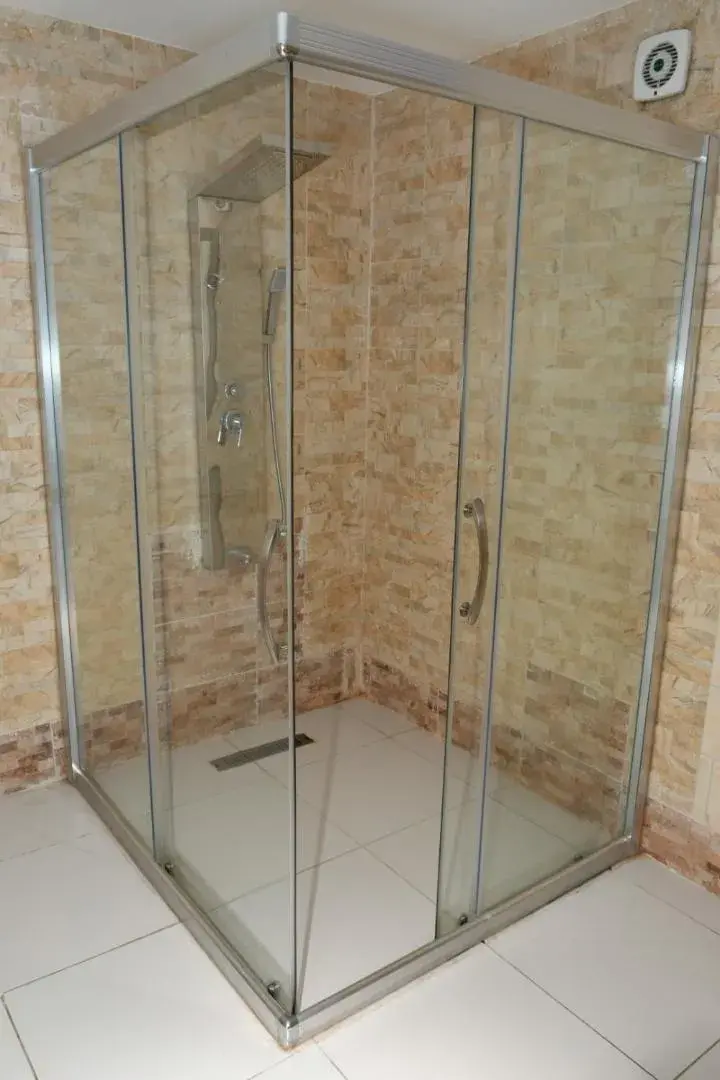 Shower, Bathroom in Sparr Hotel