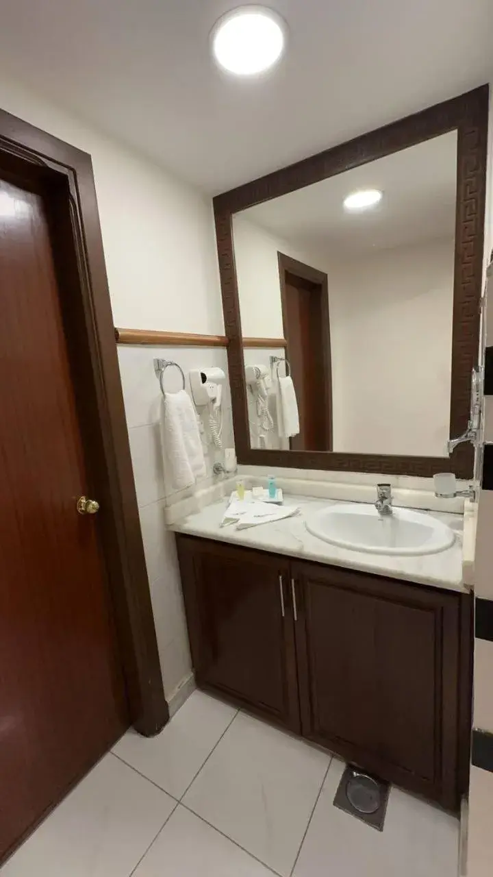 Bathroom in Sparr Hotel