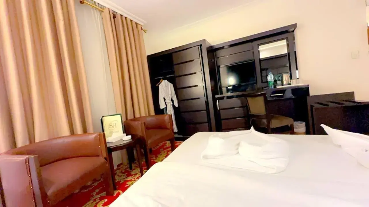 Bed, TV/Entertainment Center in Sparr Hotel