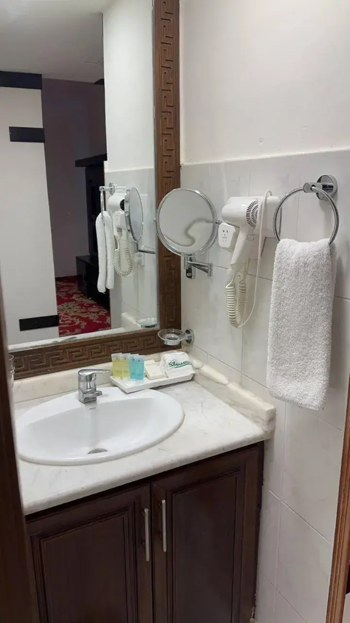 Bathroom in Sparr Hotel