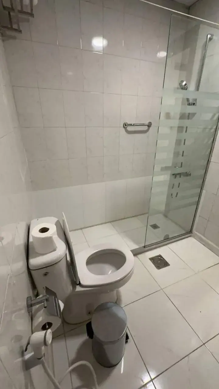 Shower, Bathroom in Sparr Hotel