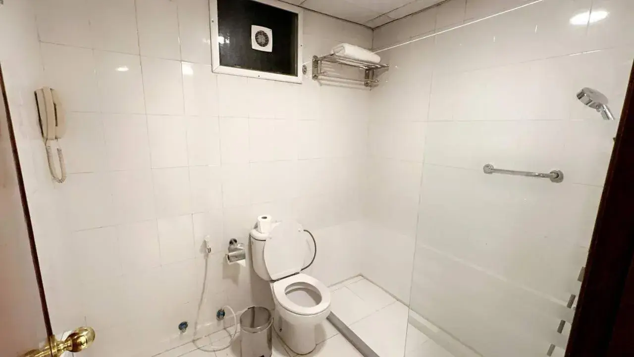 Shower, Bathroom in Sparr Hotel