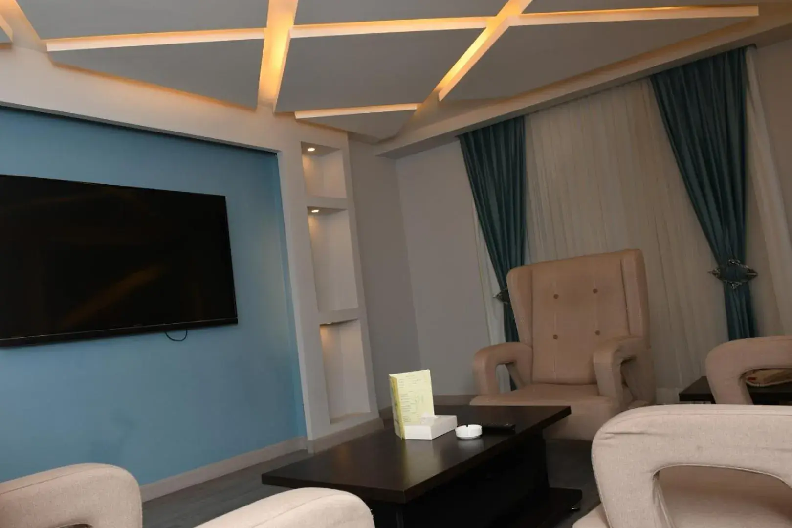 TV and multimedia, TV/Entertainment Center in Sparr Hotel