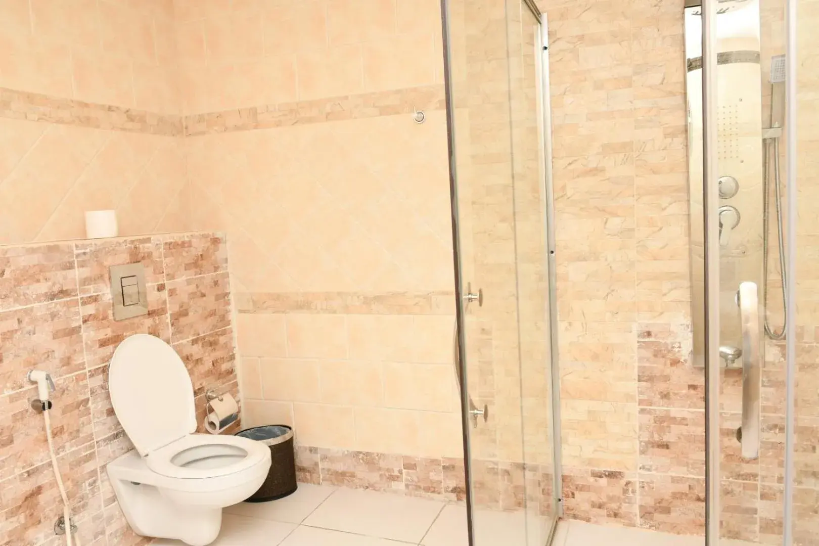 Shower, Bathroom in Sparr Hotel