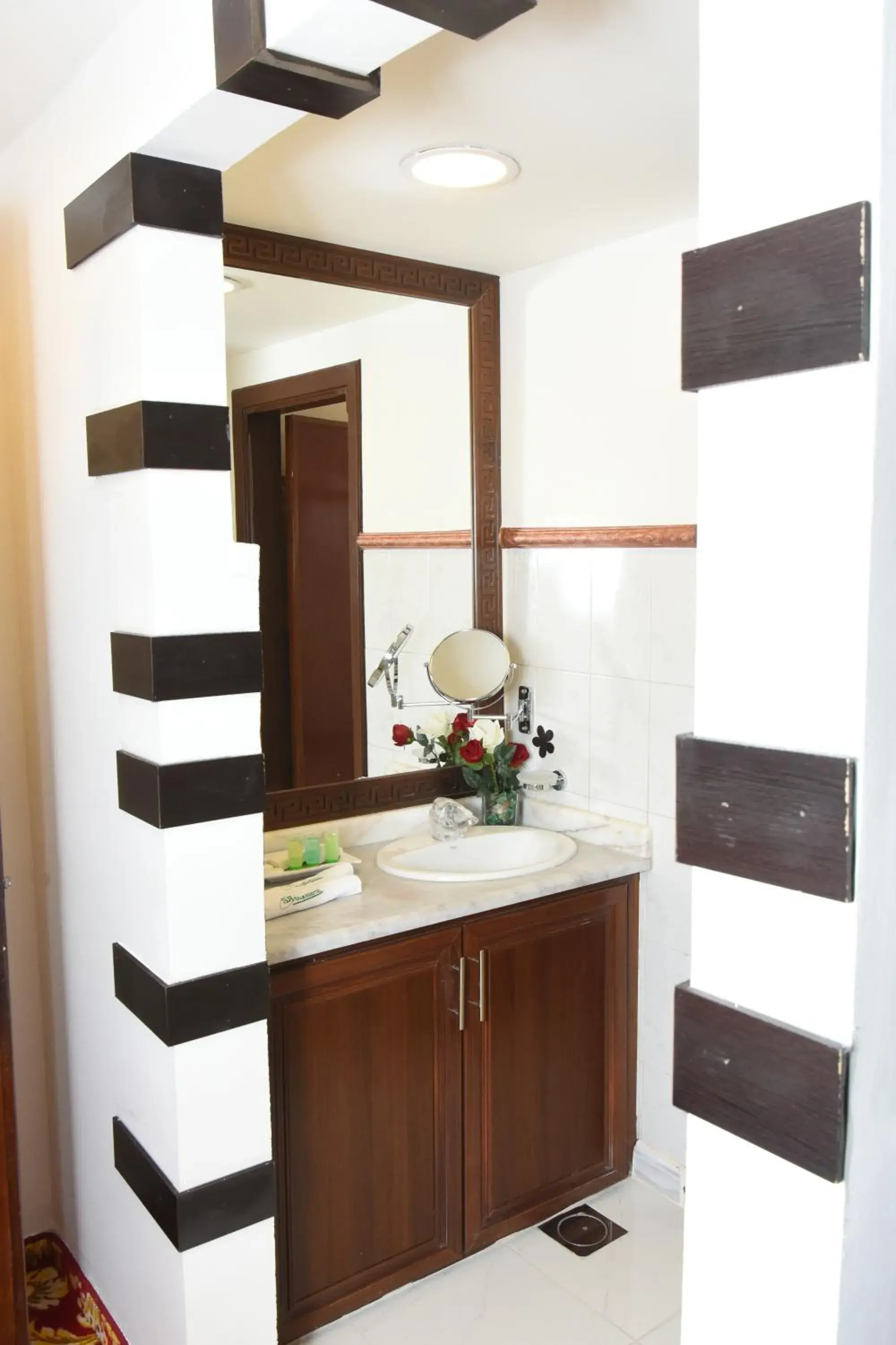 Bathroom, Kitchen/Kitchenette in Sparr Hotel