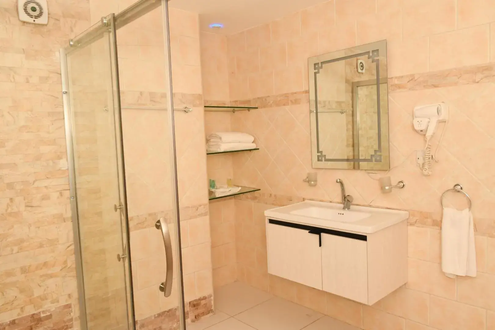 Bathroom in Sparr Hotel