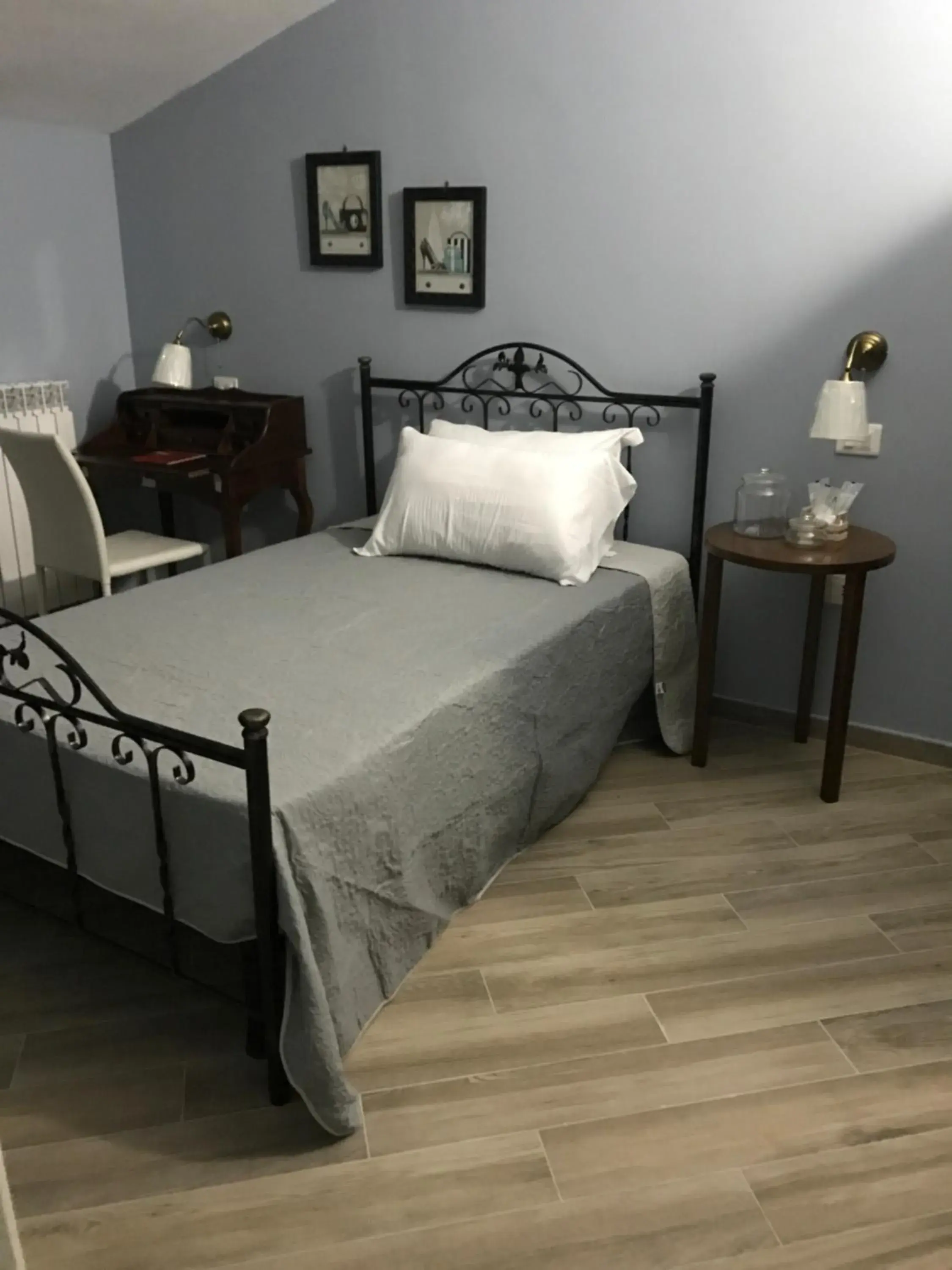 Large Single Room in Residenza Murat Large Single Room in Residenza Murat