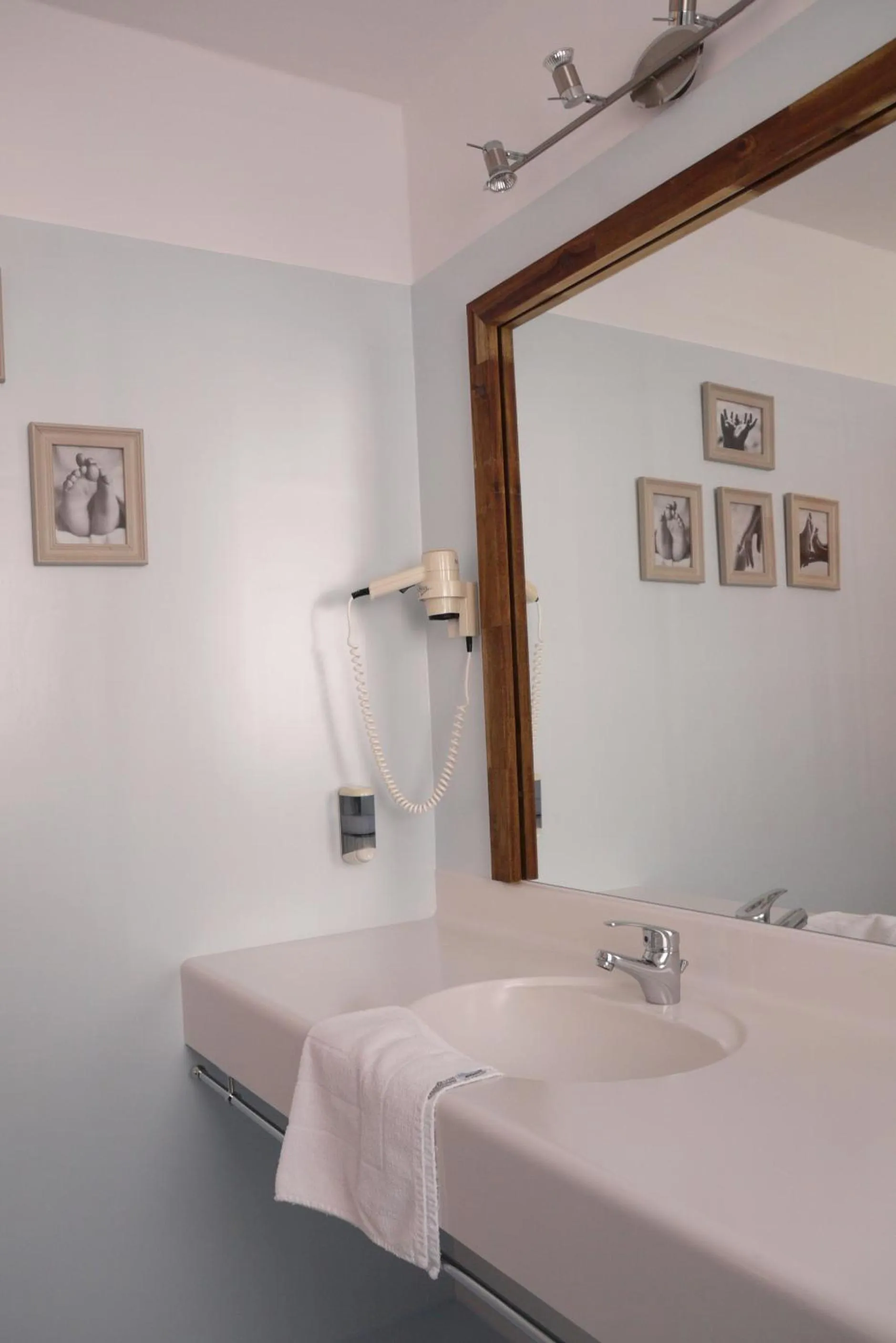 Bathroom, Bed in Bergland Hotel - Adults only