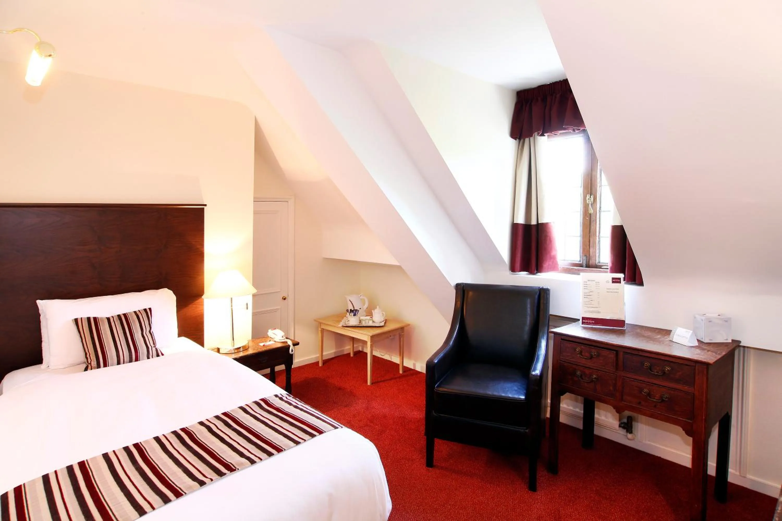 Bed, TV/Entertainment Center in Mercure Telford Hotel