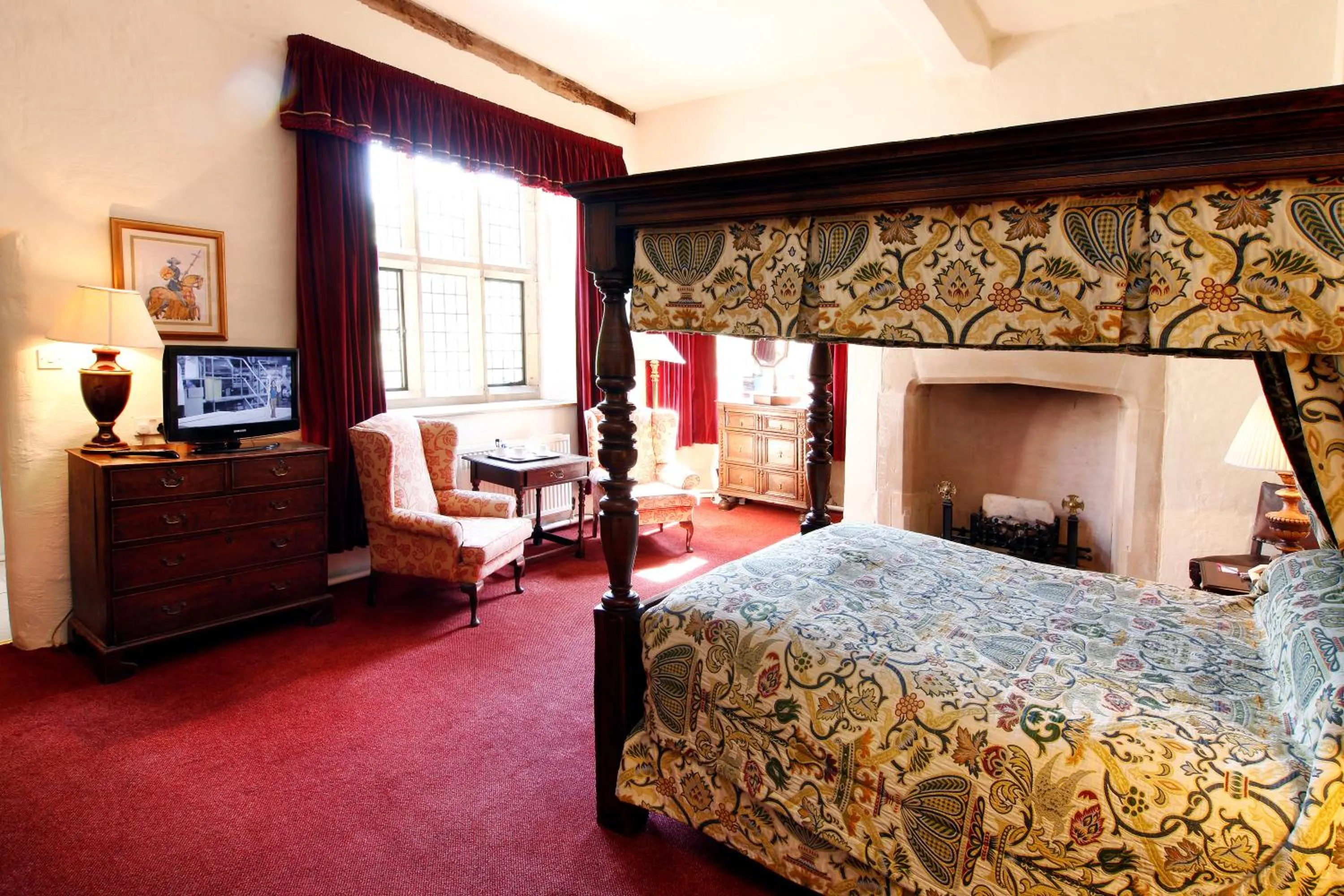 Bed, TV/Entertainment Center in Mercure Telford Hotel