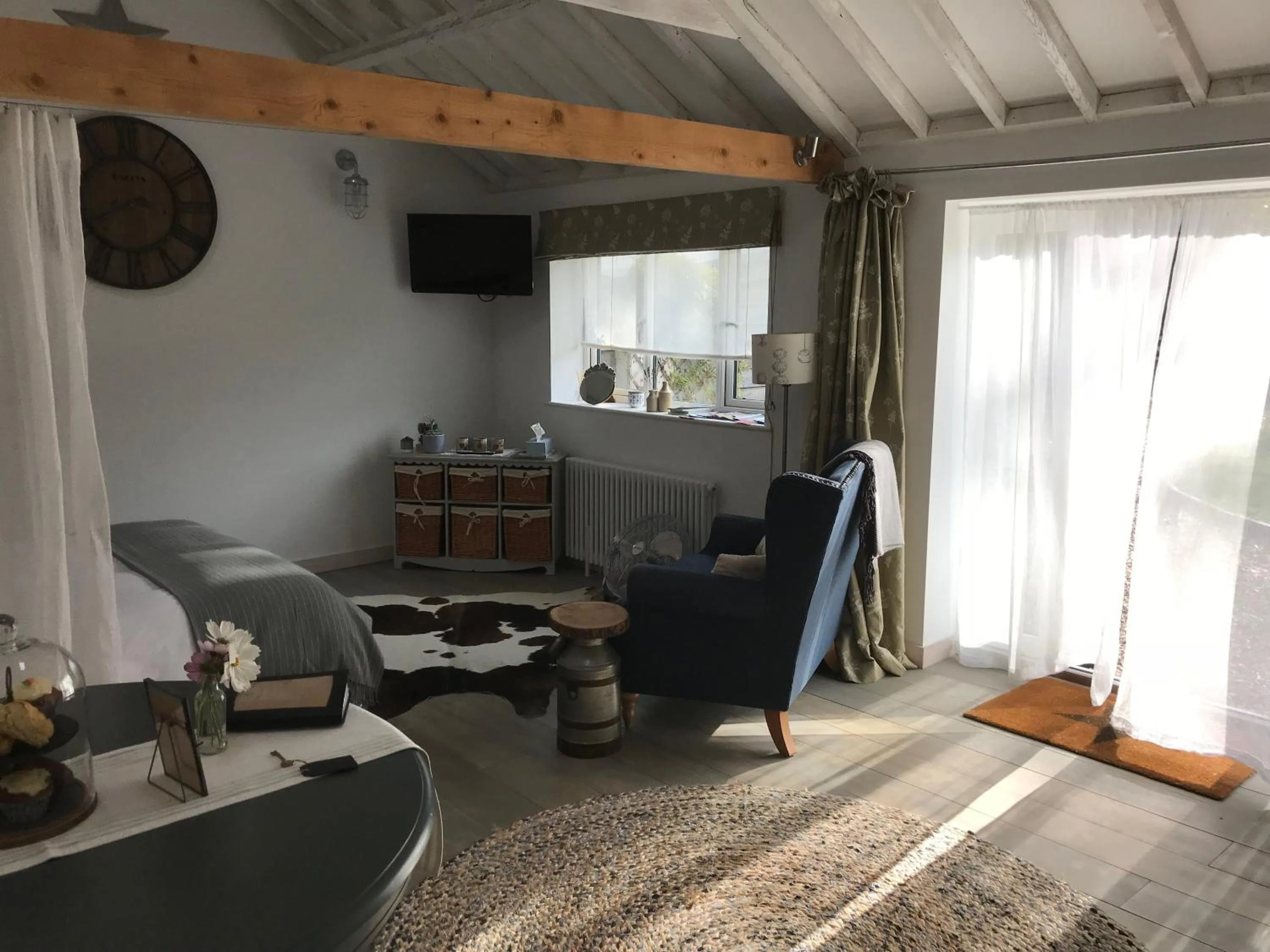 Photo of the whole room in Crafts Hill Barn