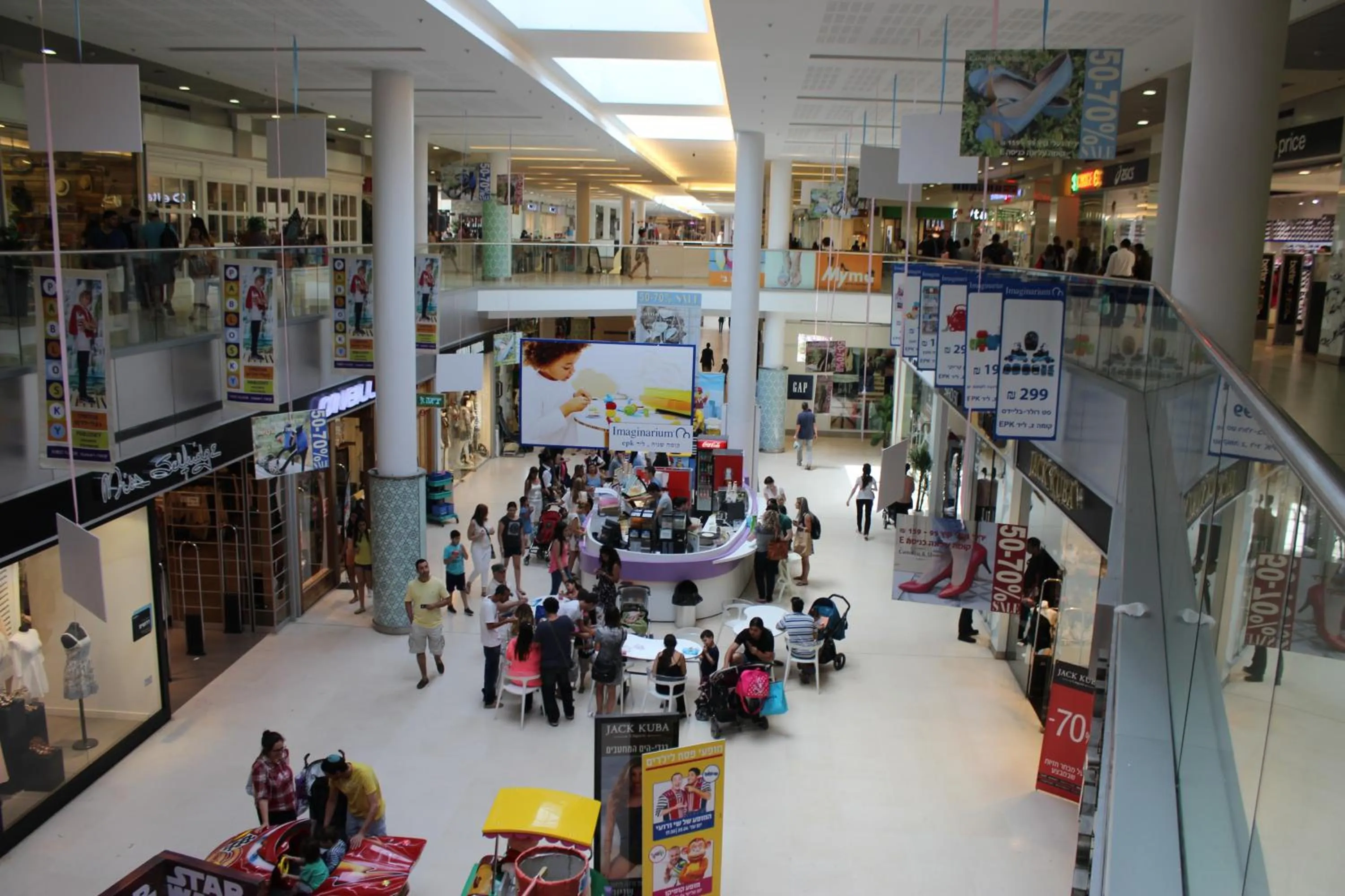 Shopping Area in First Class Marina Herzlia