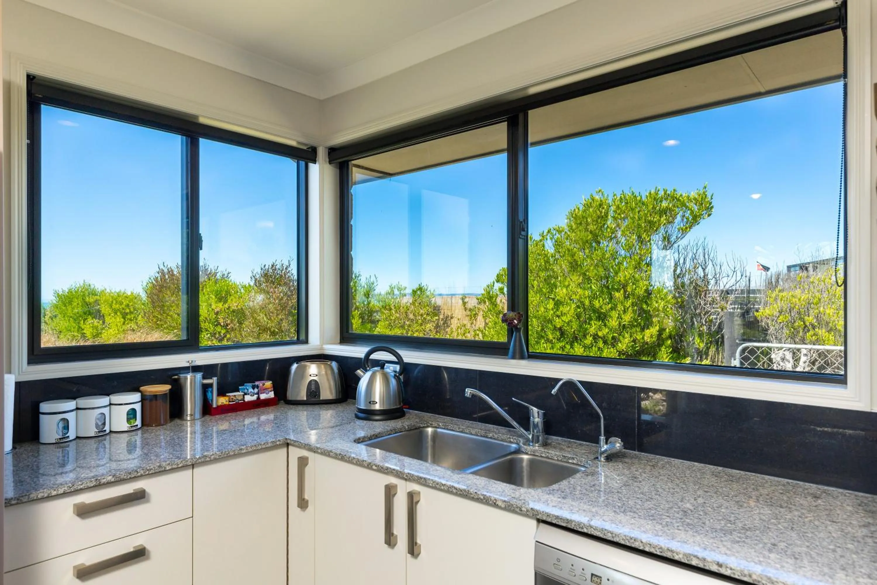 Coffee/tea facilities in Ocean View Beachfront Apartment