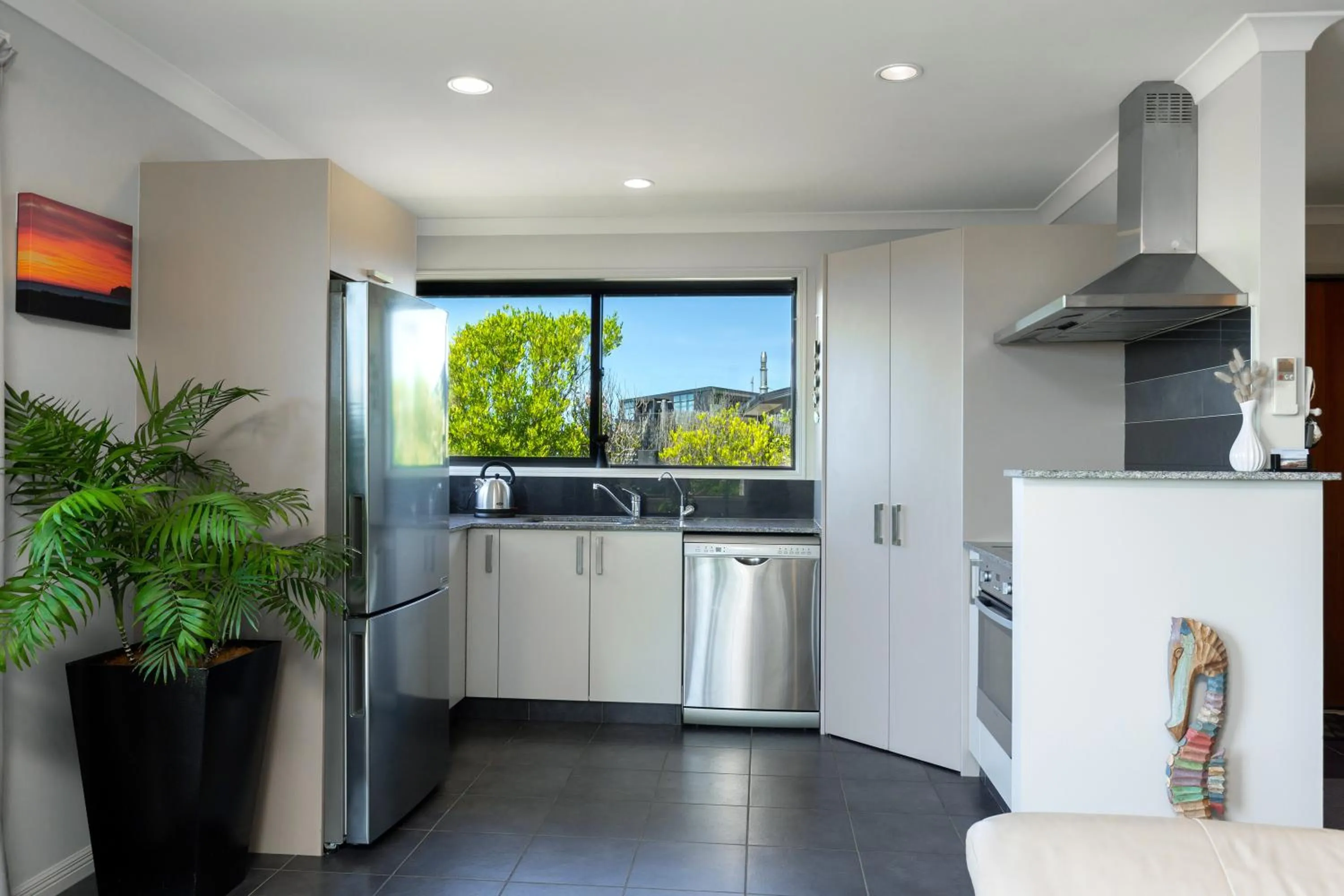 Kitchen or kitchenette in Ocean View Beachfront Apartment