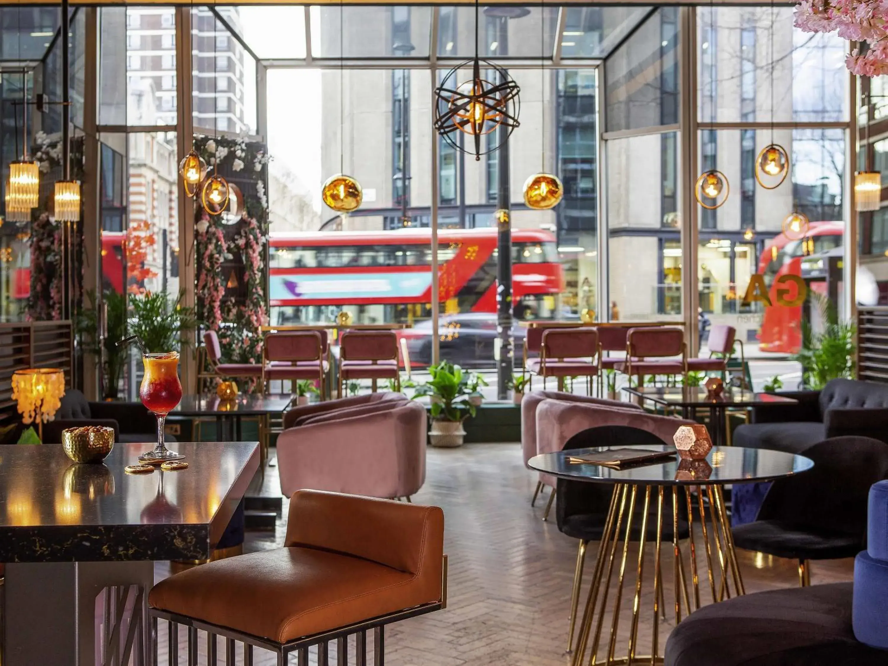 Lounge or bar in Pullman London St Pancras Lounge or bar in Pullman London St Pancras