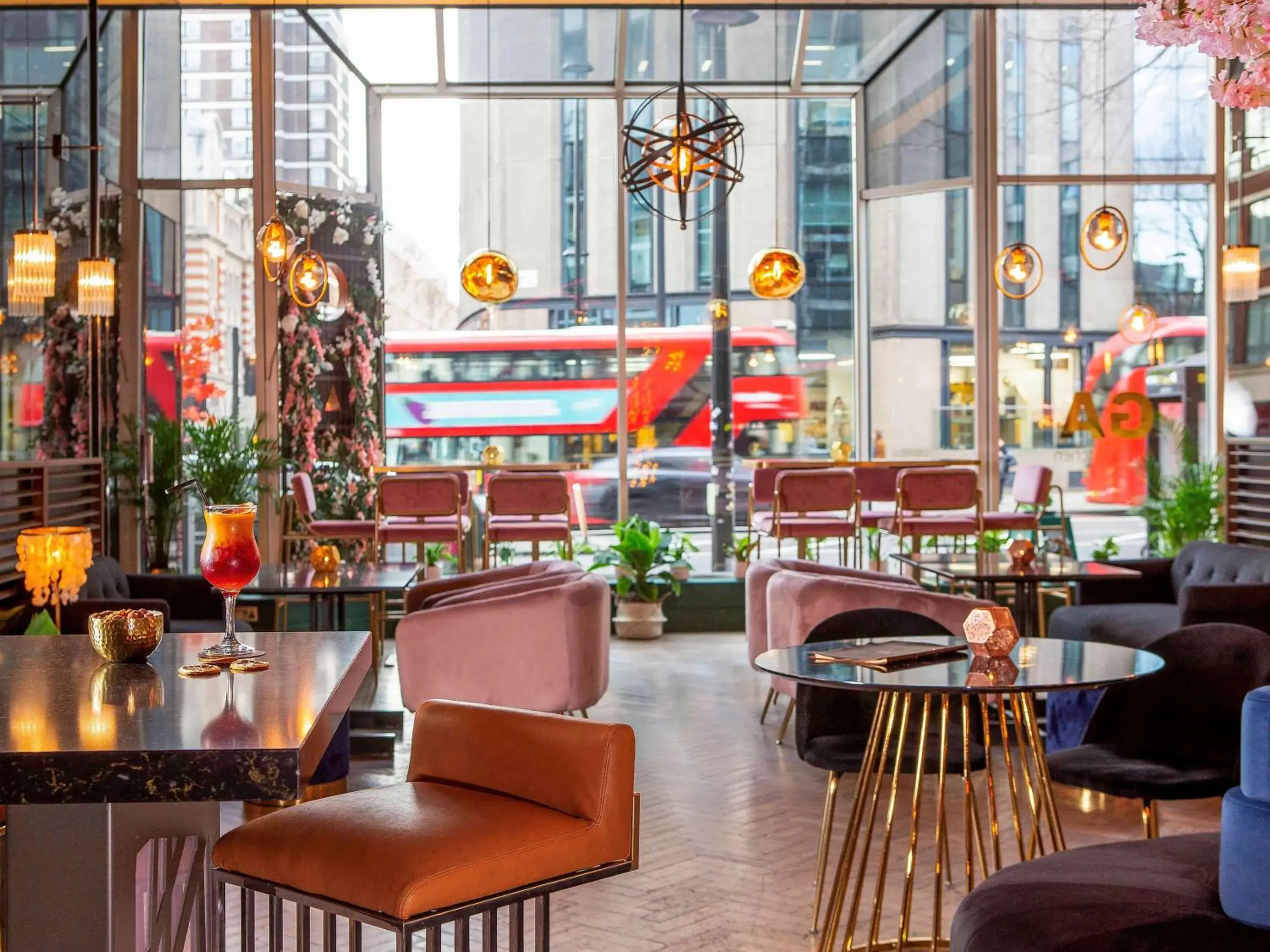 Lounge or bar in Pullman London St Pancras Lounge or bar in Pullman London St Pancras