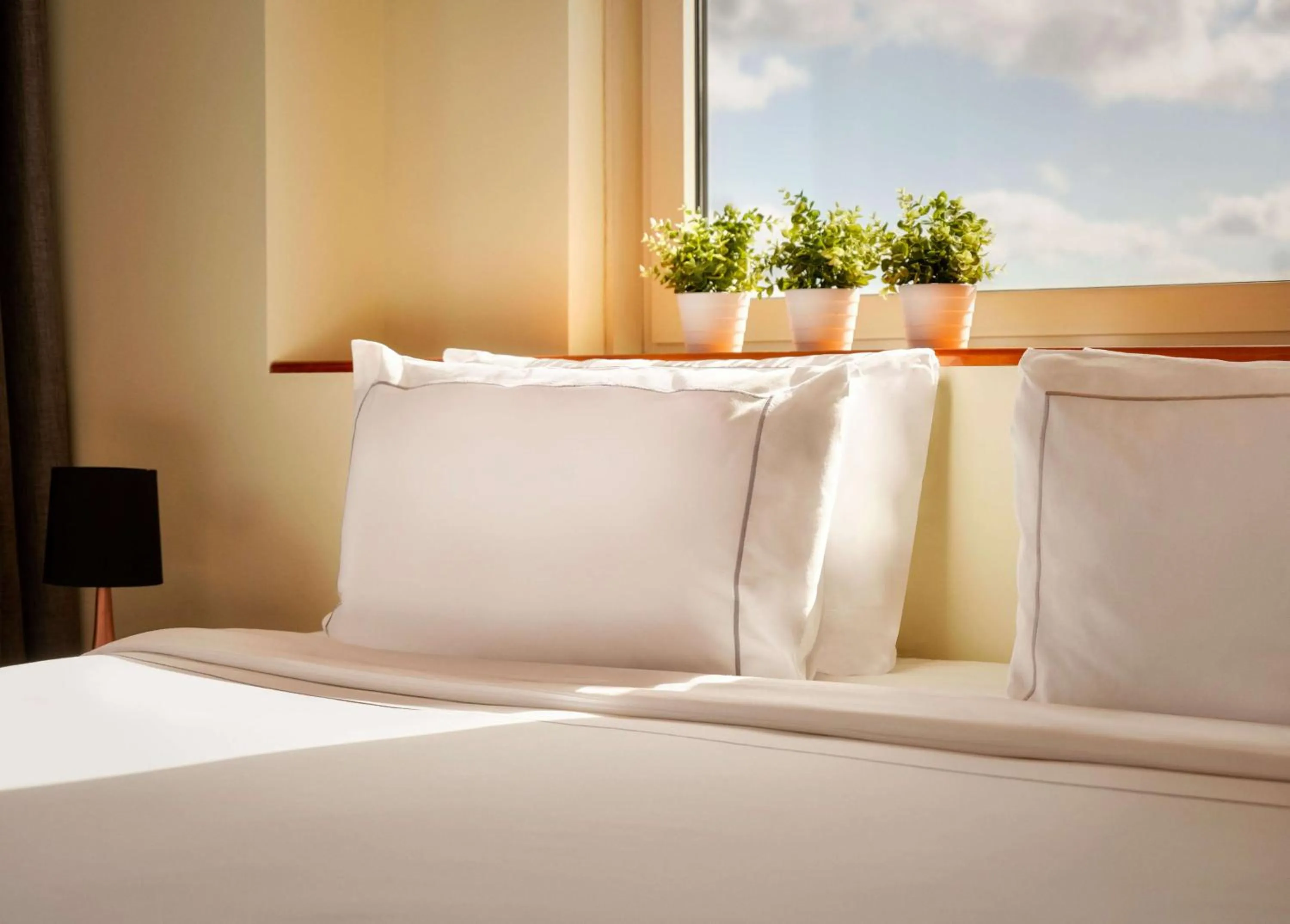 Bedroom, Bed in Park Plaza Victoria London