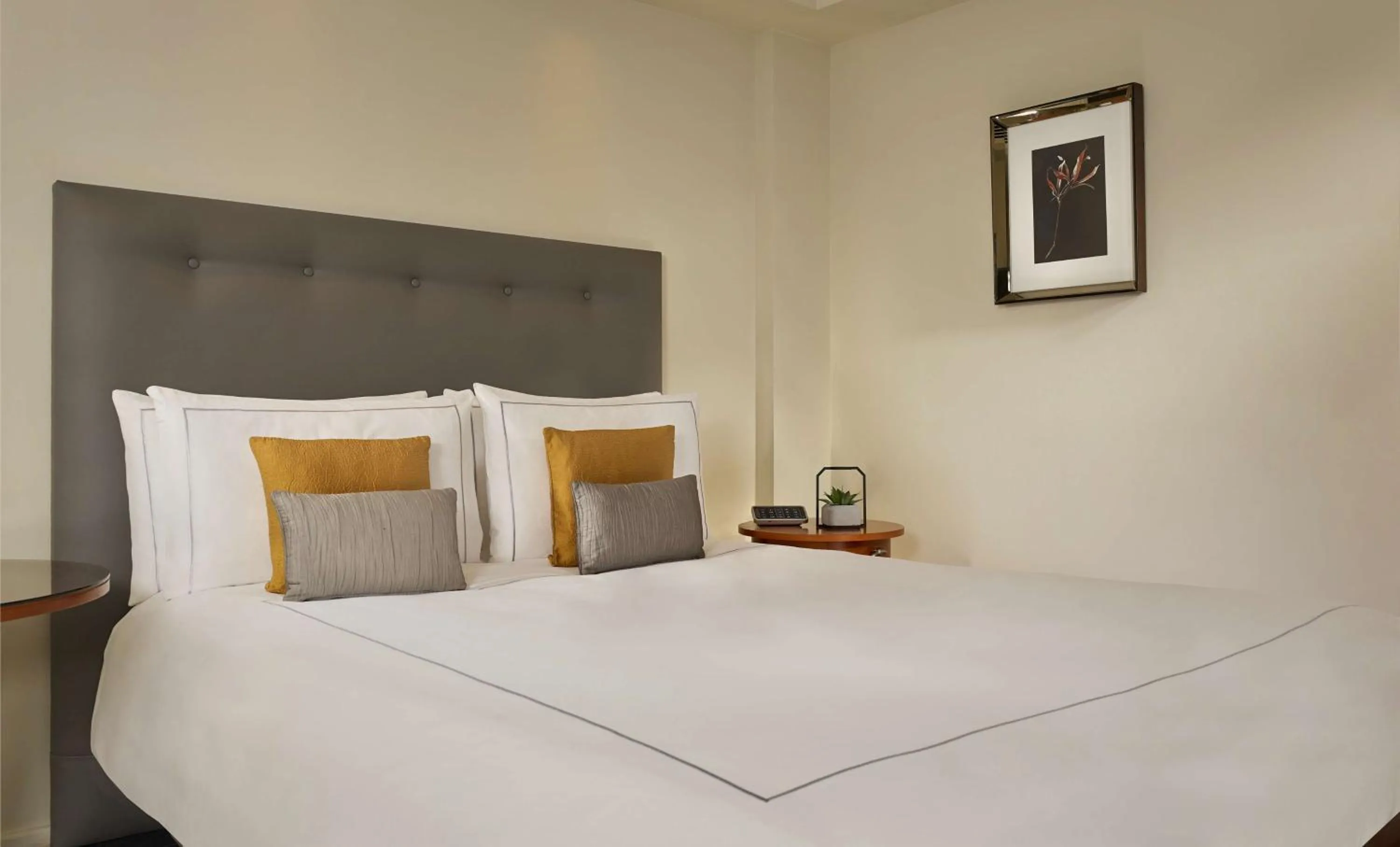 Bedroom, Bed in Park Plaza Victoria London