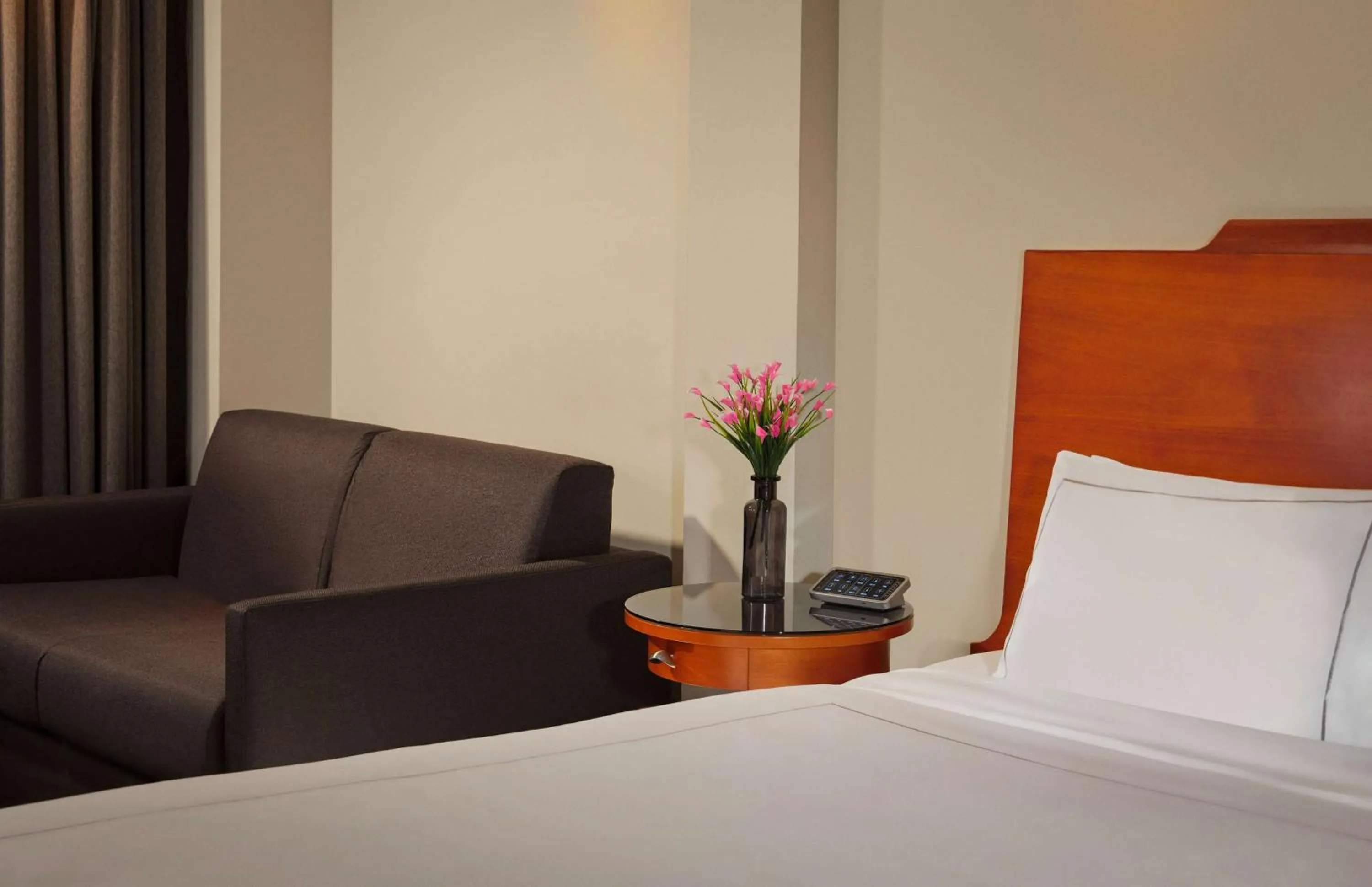 Bedroom, Bed in Park Plaza Victoria London