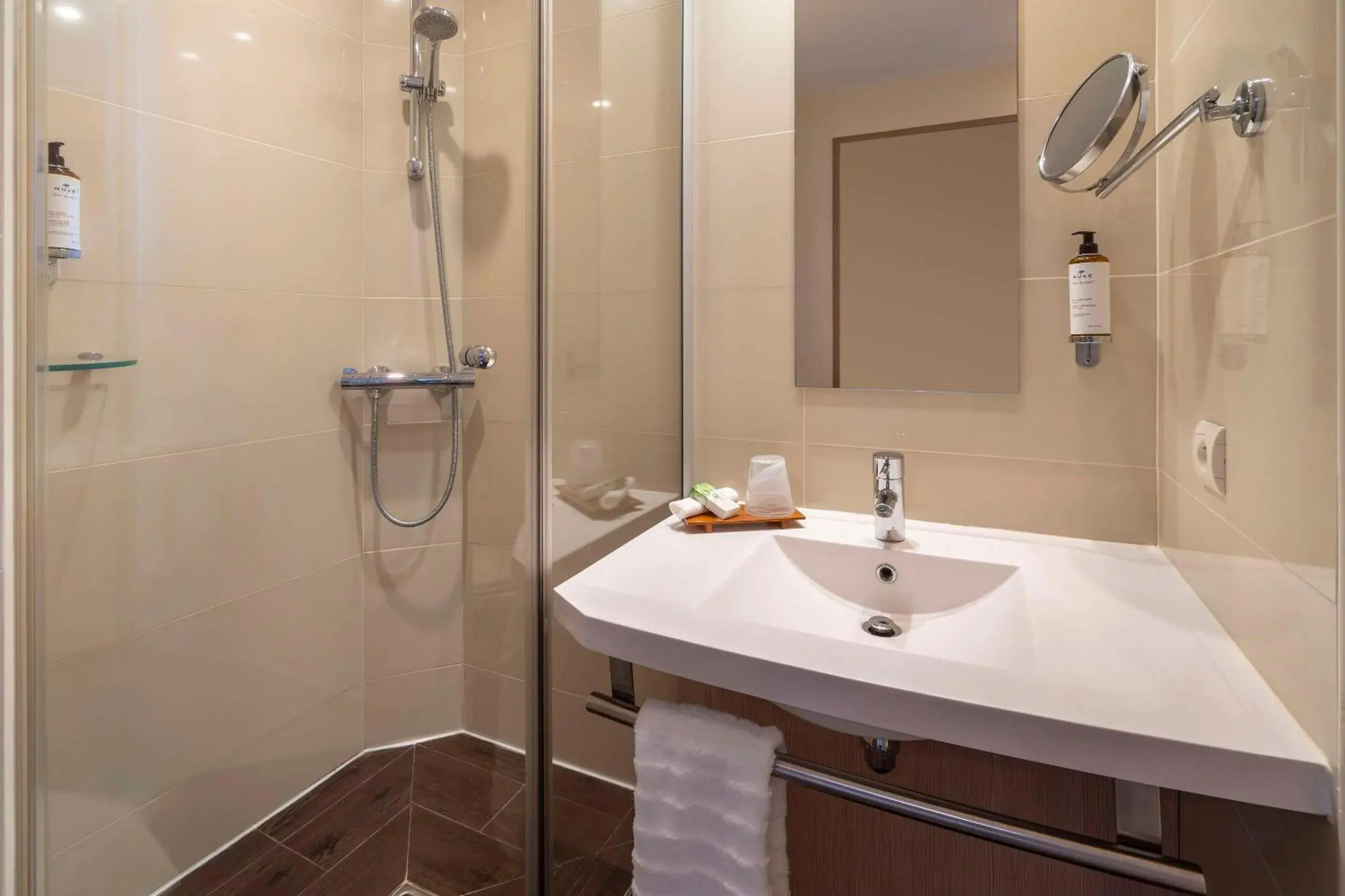 Bathroom in Best Western Plus Hôtel Colbert Bathroom in Best Western Plus Hôtel Colbert