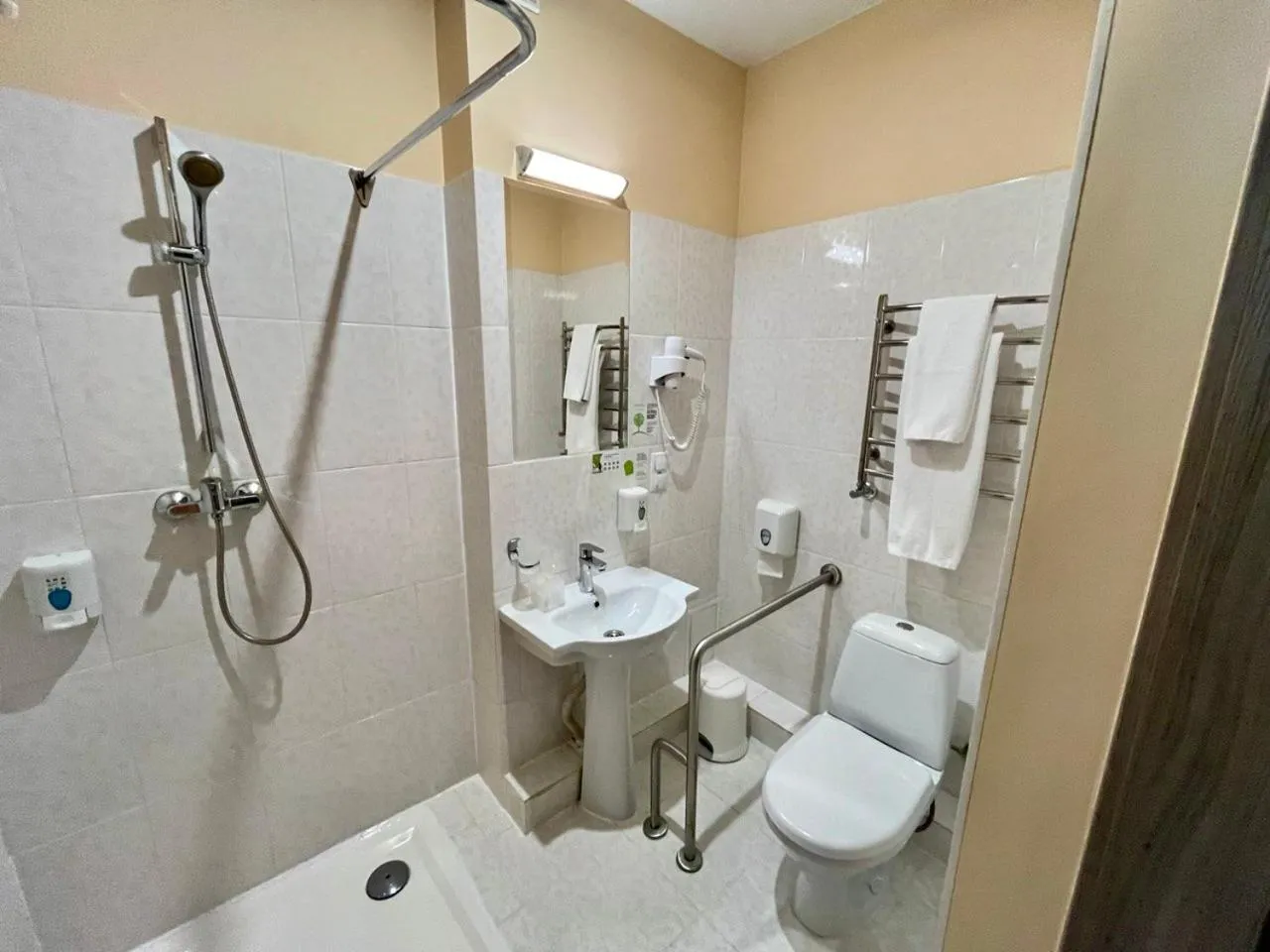 Shower in Raziotel Kyiv Yamska