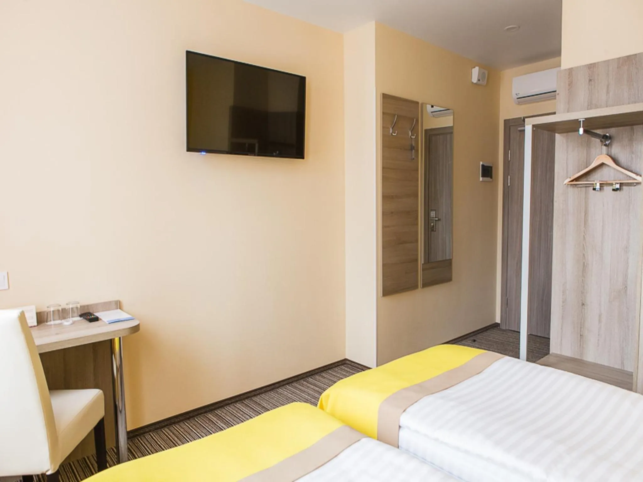 Photo of the whole room, Bed in Raziotel Kyiv Yamska