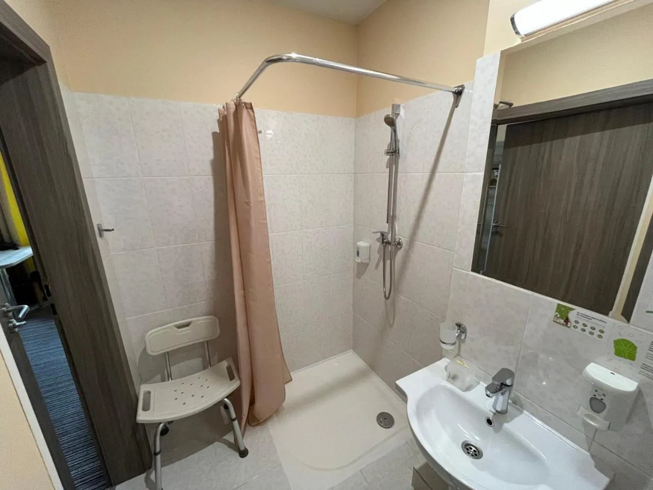 Shower in Raziotel Kyiv Yamska