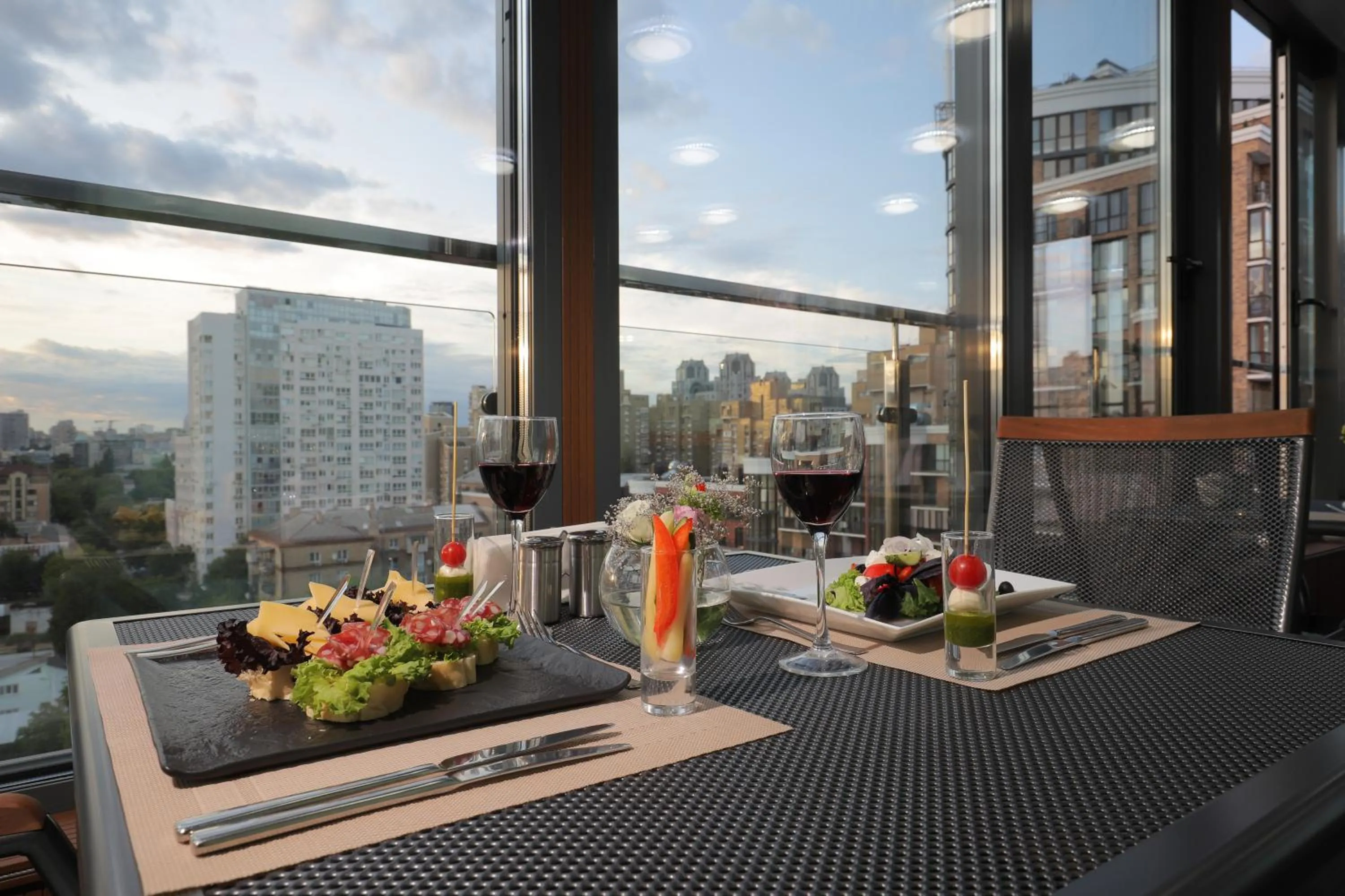 Restaurant/places to eat in Raziotel Kyiv Yamska