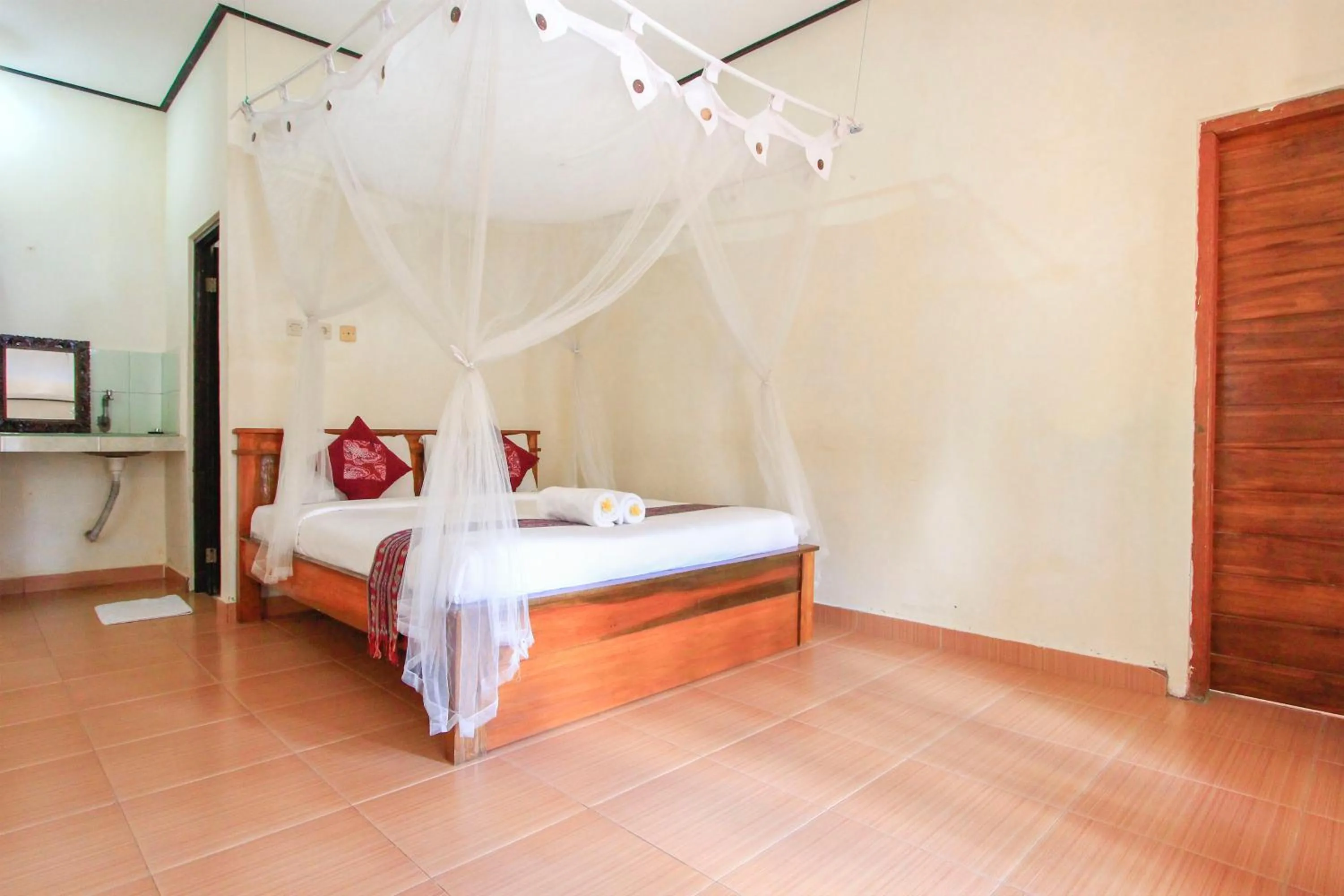 Bathroom, Bed in Aron Guest House Ubud