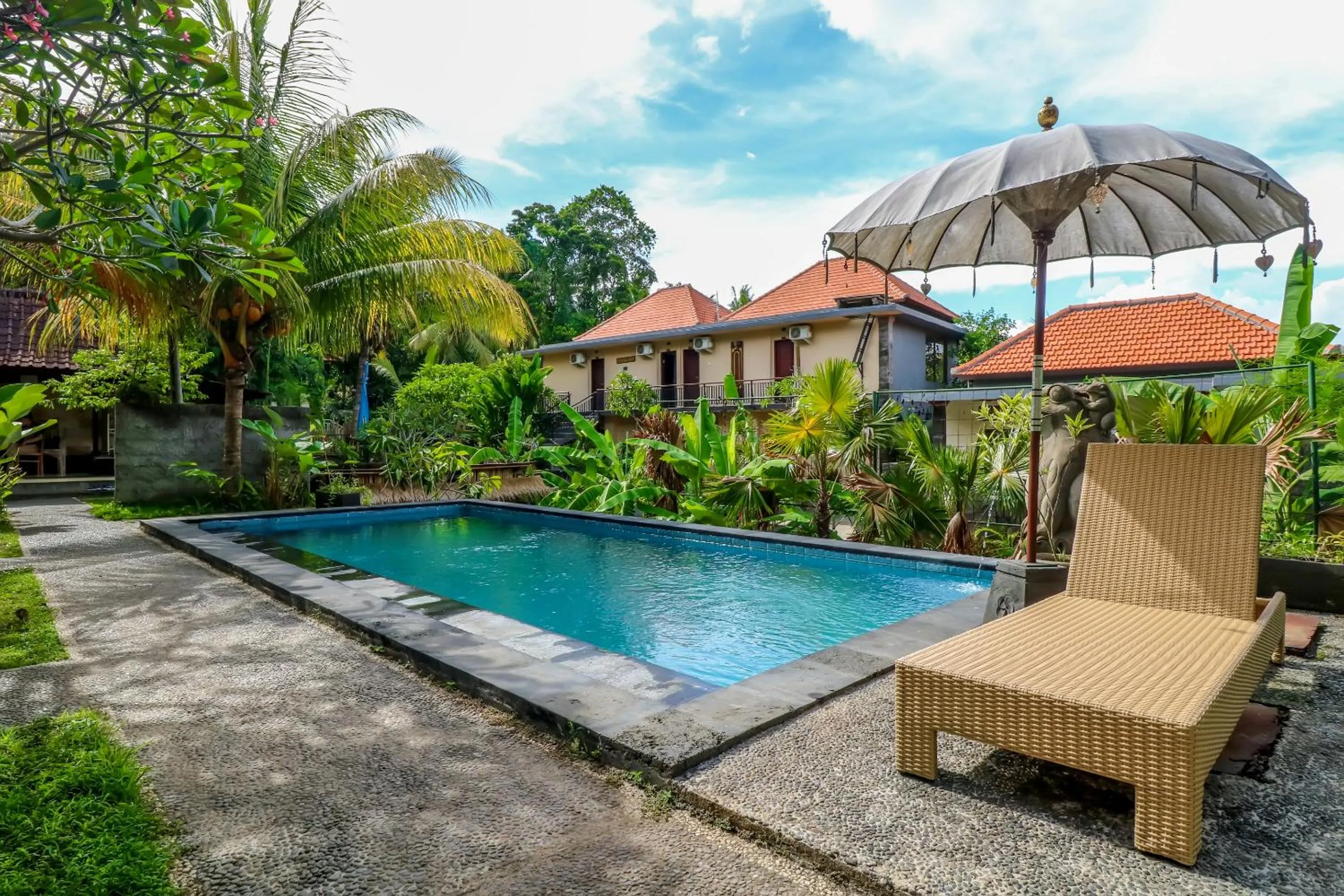 Swimming pool in Aron Guest House Ubud