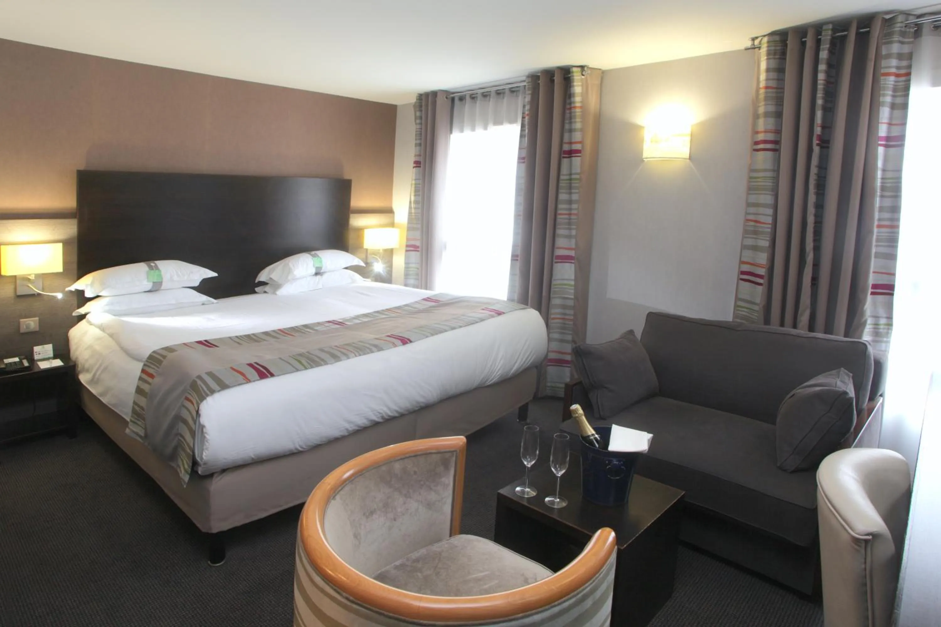 Photo of the whole room, Bed in Holiday Inn Paris Montmartre by IHG