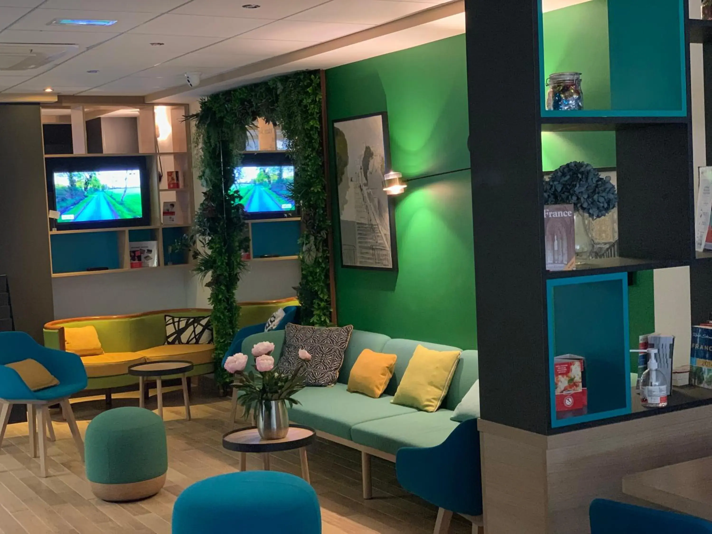 Property building in Holiday Inn Paris Montmartre by IHG Property building in Holiday Inn Paris Montmartre by IHG