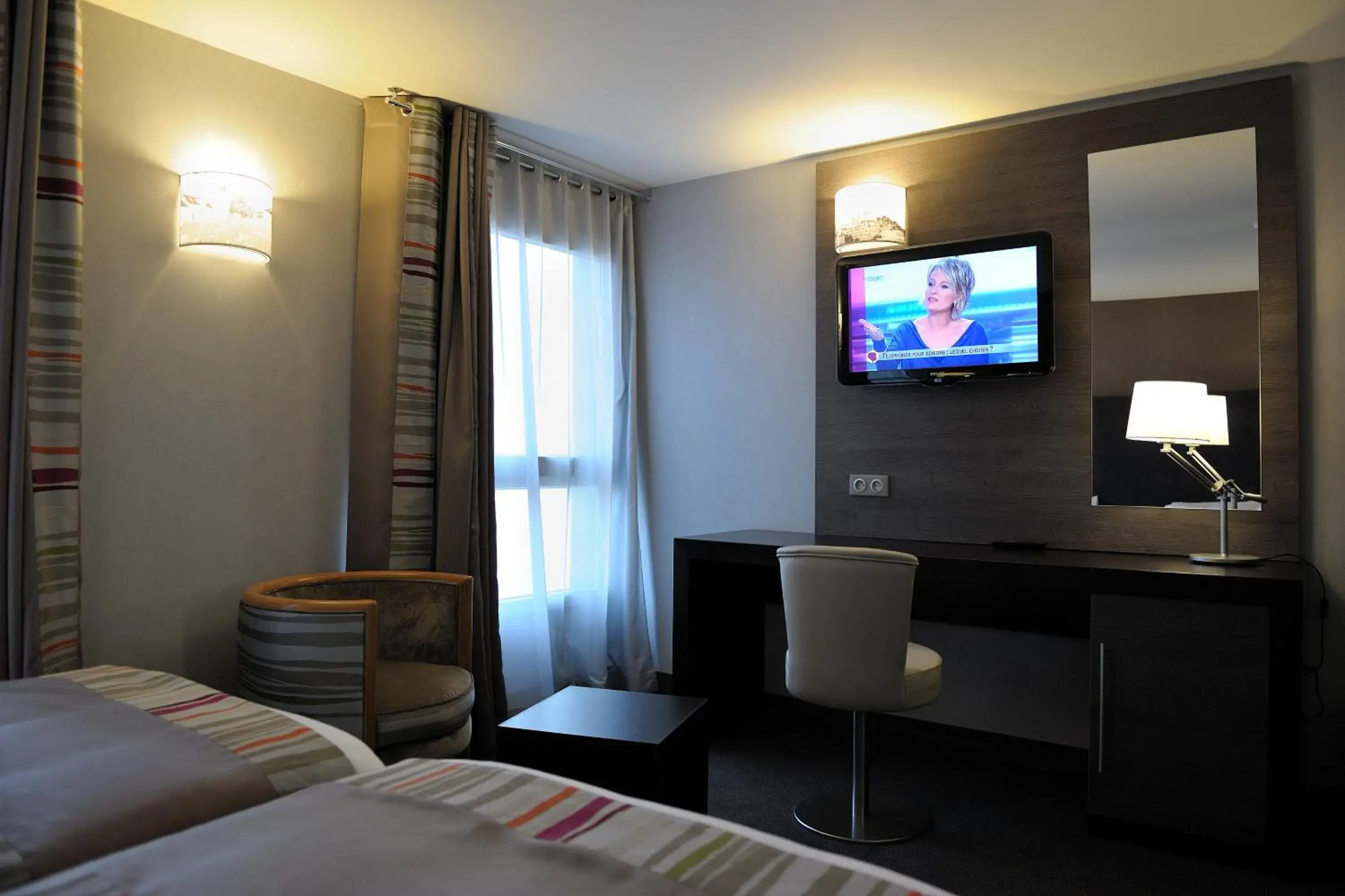 TV and multimedia, Bed in Holiday Inn Paris Montmartre by IHG TV and multimedia, Bed in Holiday Inn Paris Montmartre by IHG