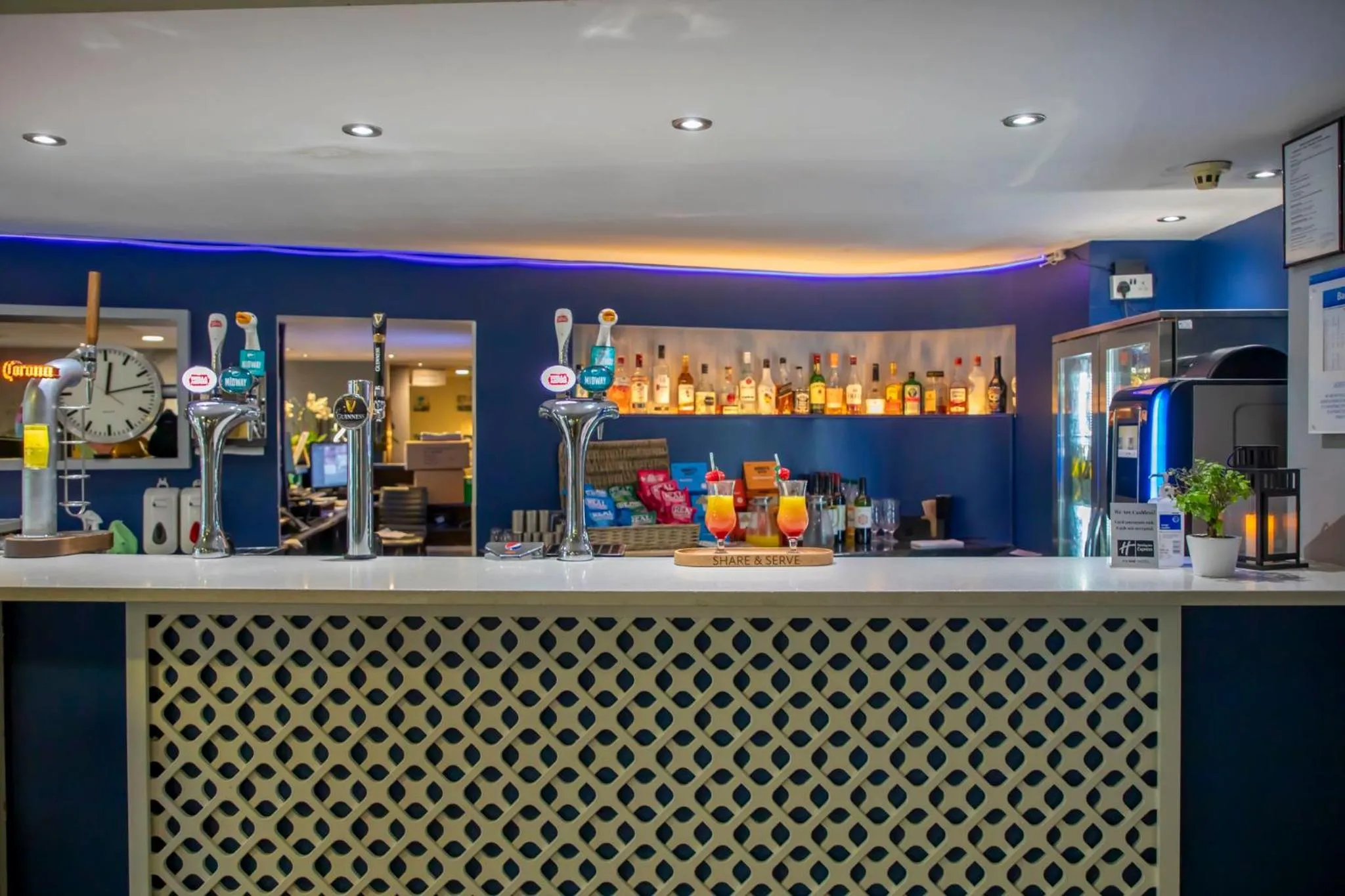 Lounge or bar in Holiday Inn Express Royal Docks by IHG