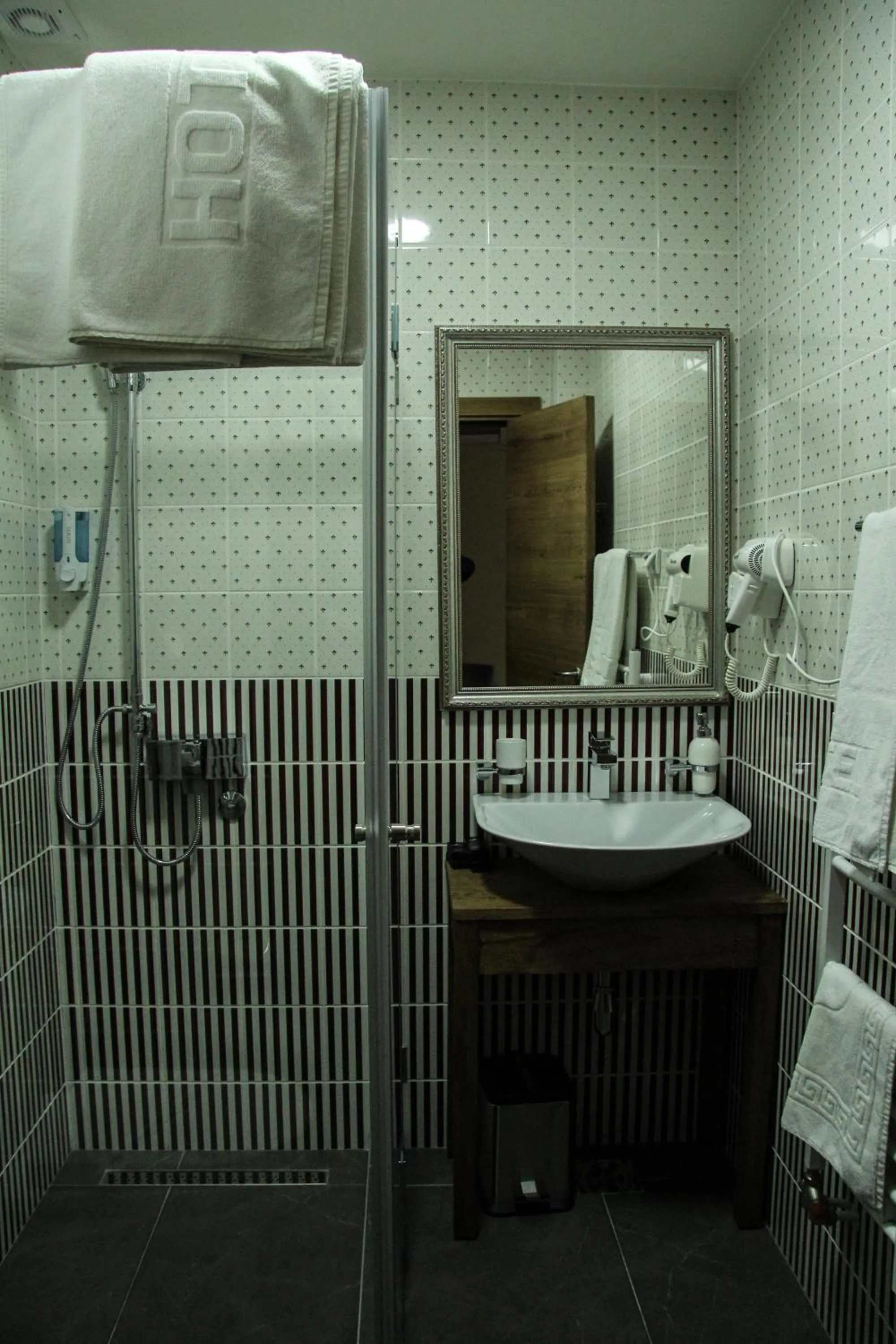 Shower in B&B Villa Panuka