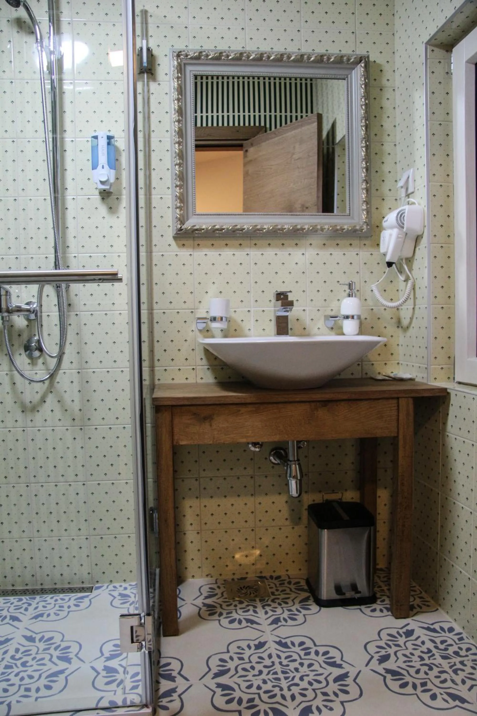 Shower in B&B Villa Panuka