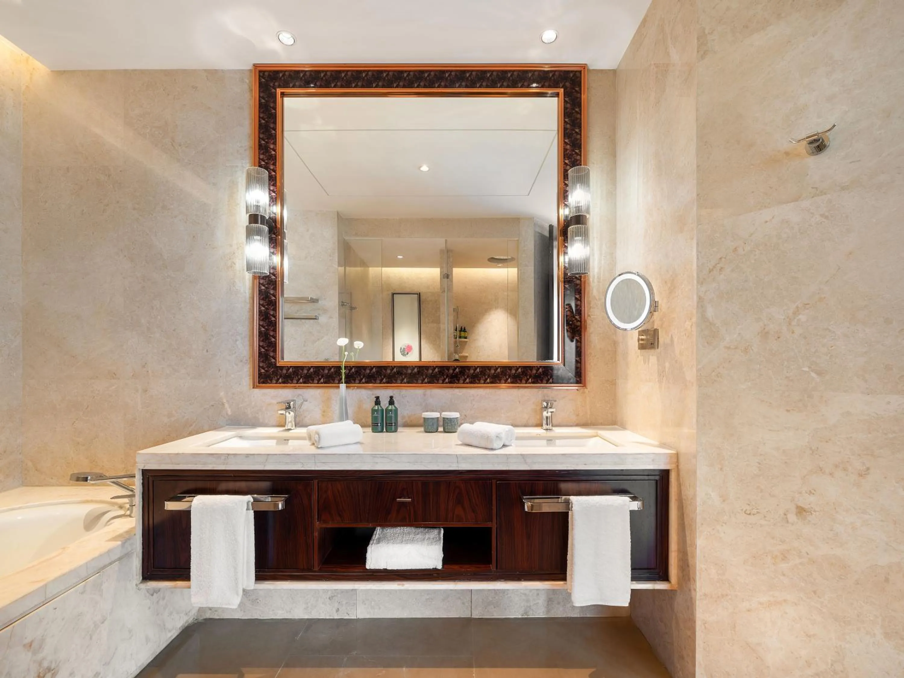 Bathroom in Shangri-La Yiwu - 3 Min To The Mall, Free Coffee At Lobby