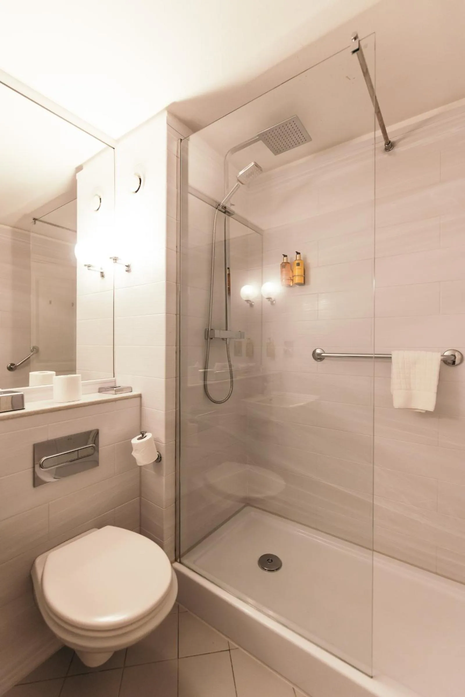 Bathroom in Dillon’s Hotel