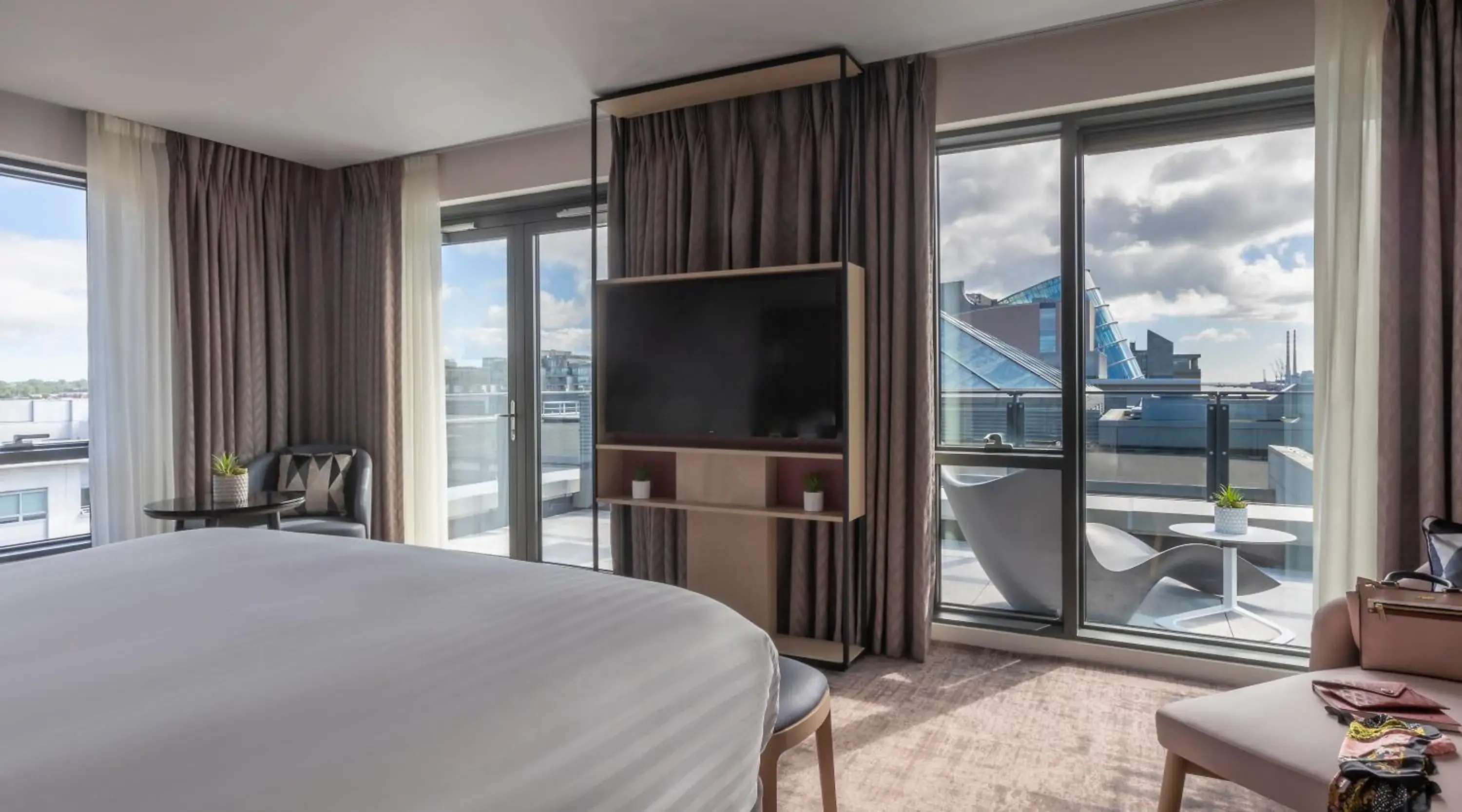 River view, Bed in The Spencer Hotel River view, Bed in The Spencer Hotel