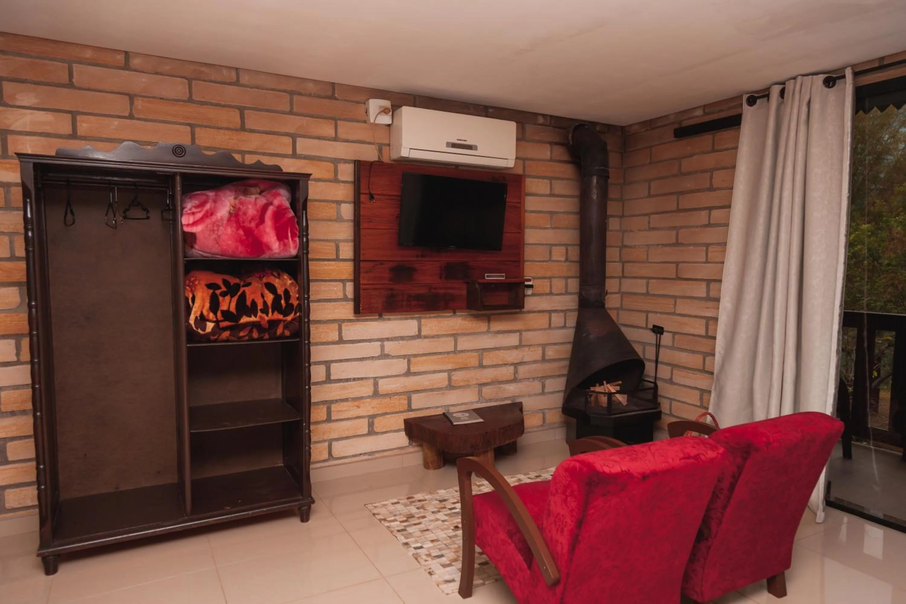 Communal lounge/ TV room in Pousada Água dos Canyons