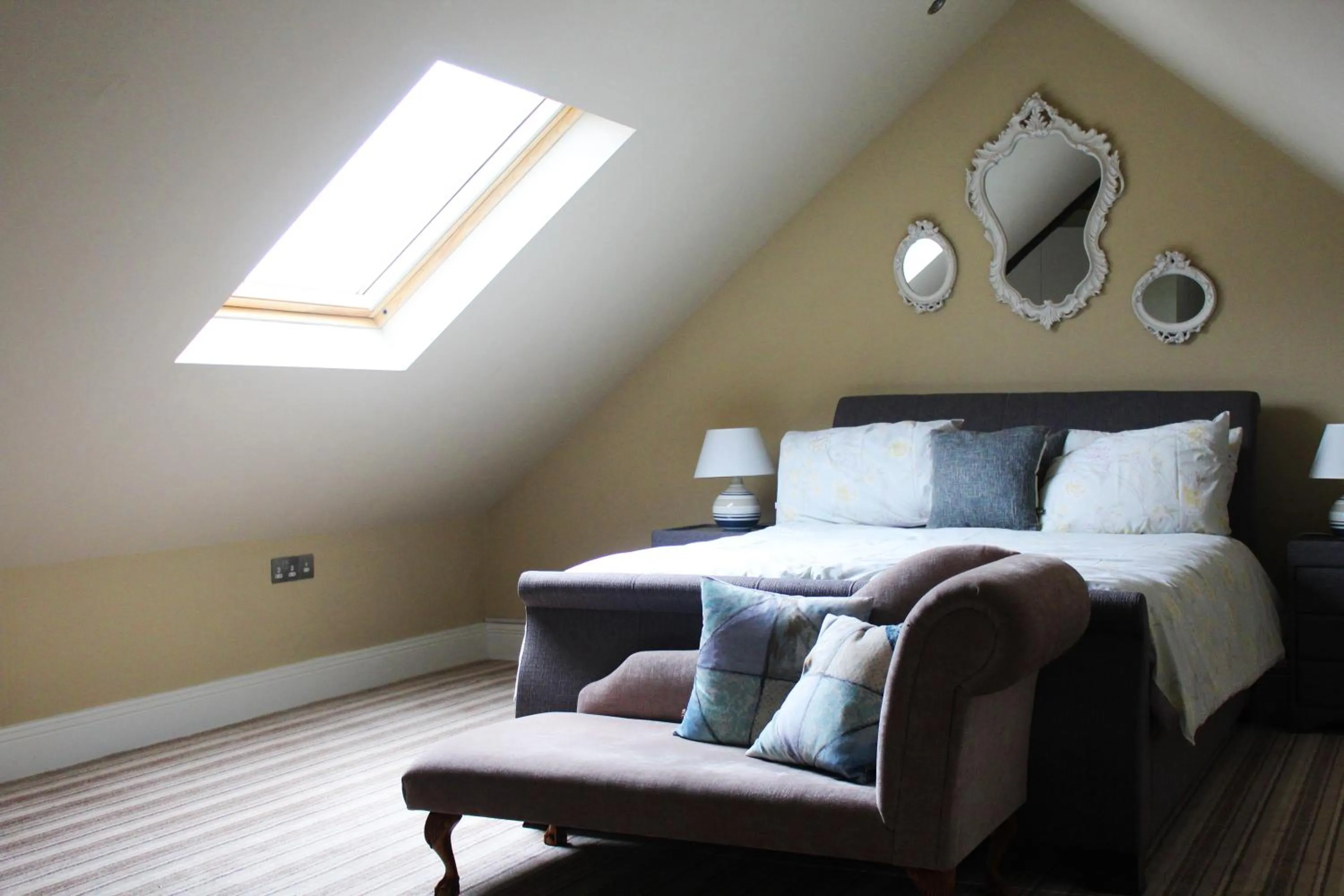 Bedroom, Seating Area in Castledale