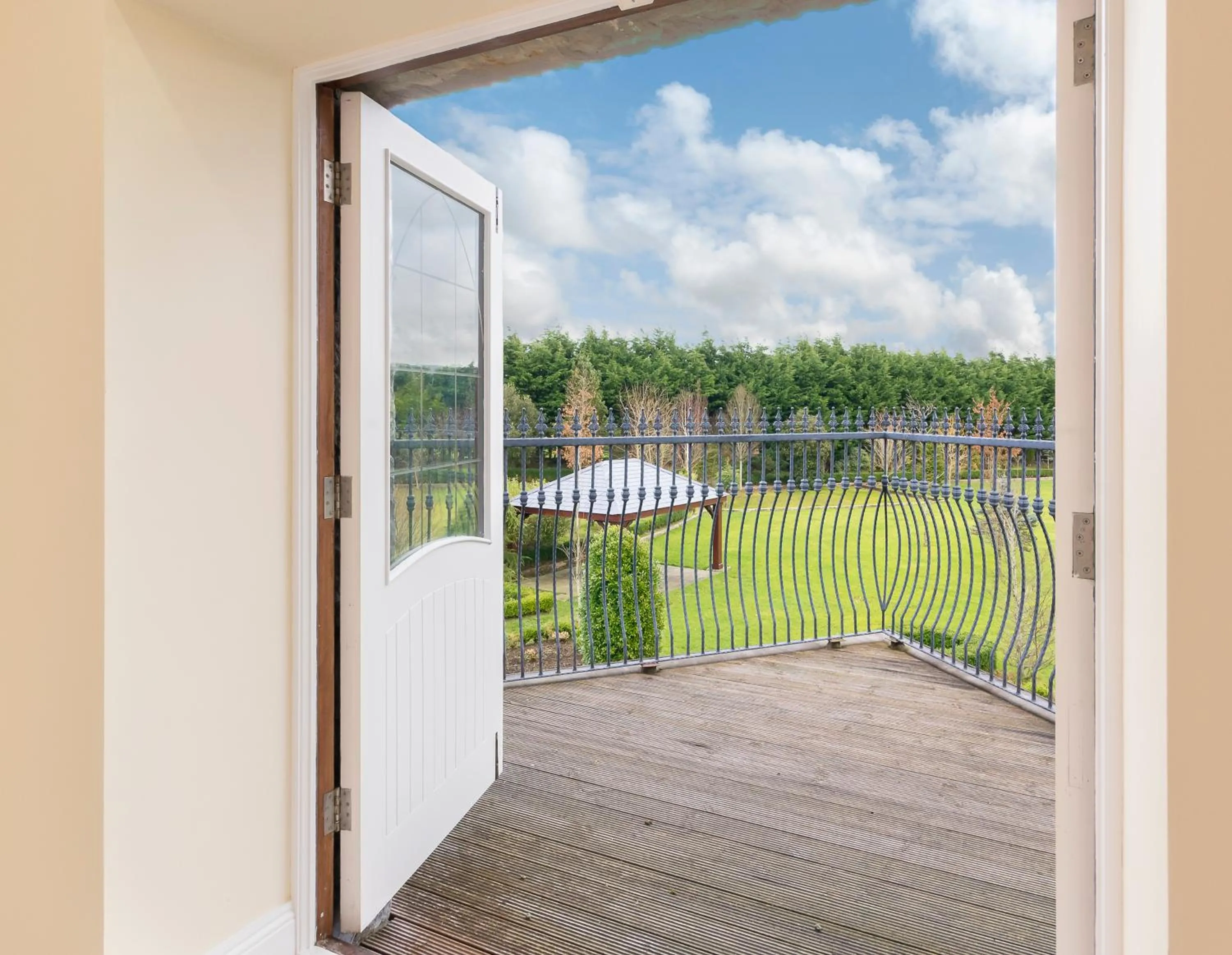 Garden view, Balcony/Terrace in Castledale