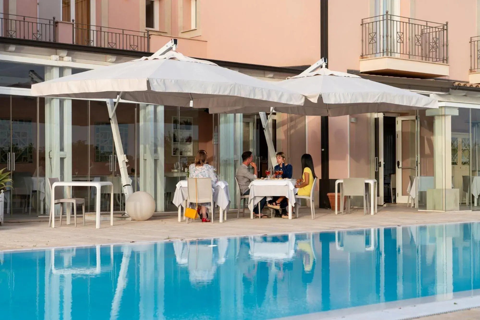 Restaurant/places to eat, Swimming Pool in Hotel Danieli Pozzallo