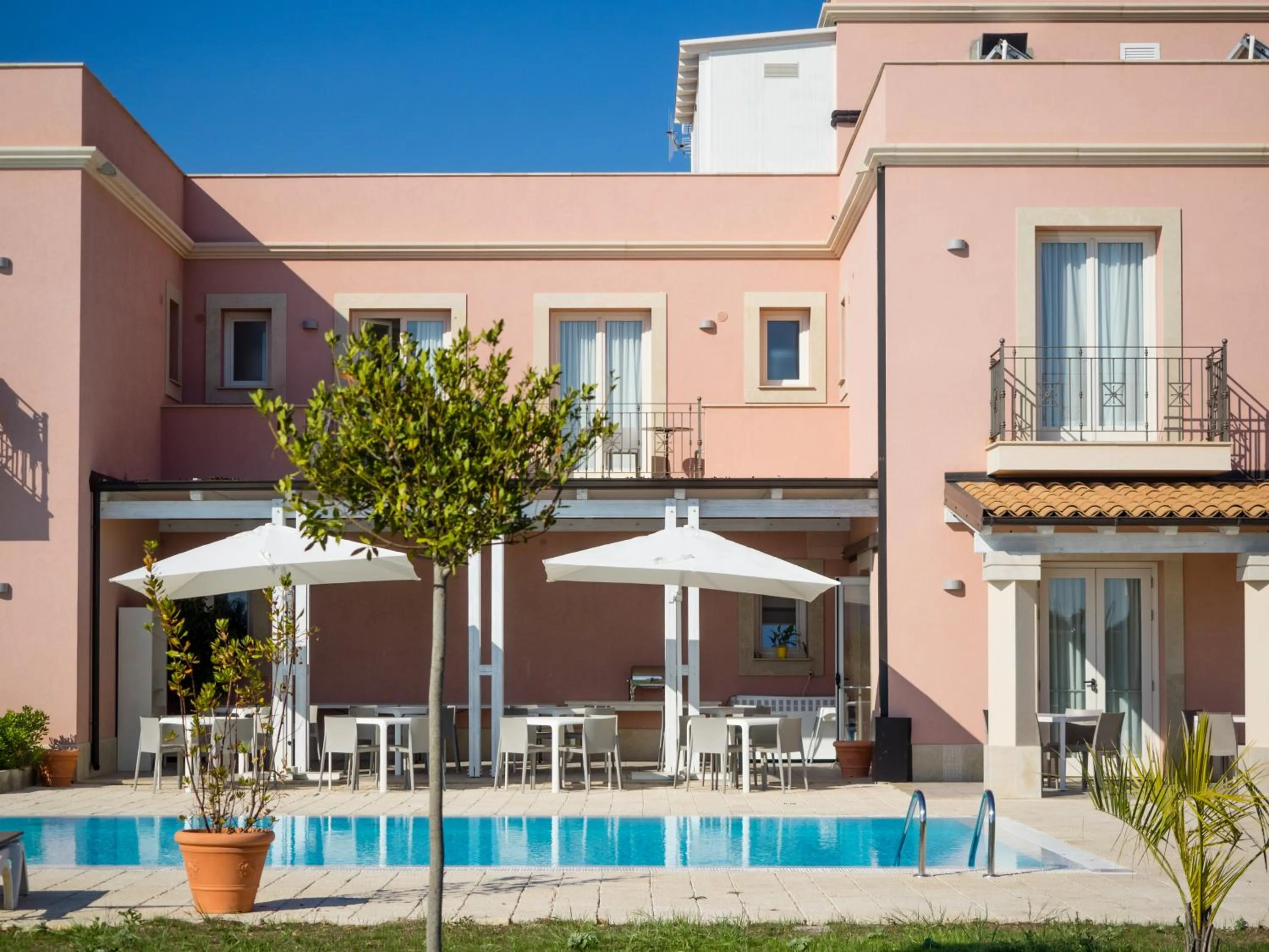Swimming pool in Hotel Danieli Pozzallo